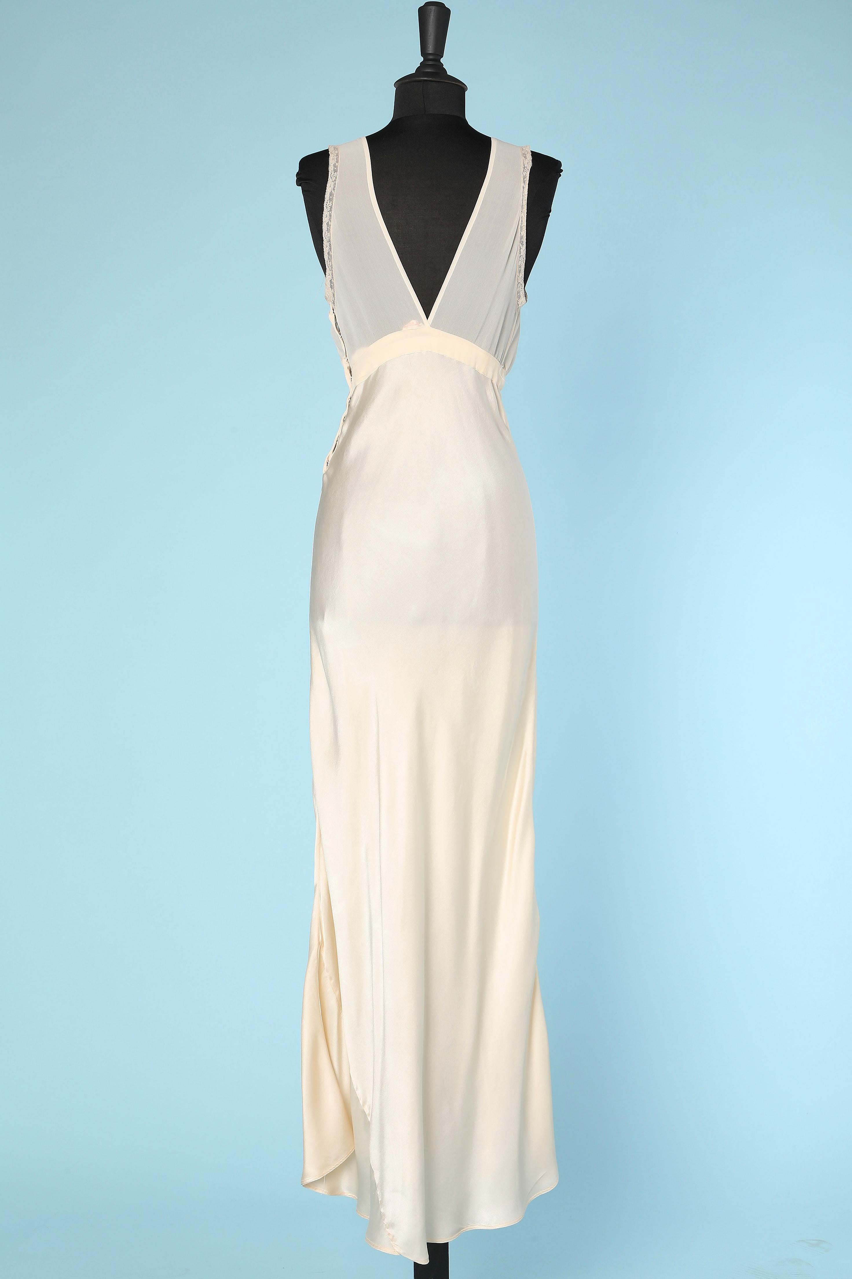 Ensemble Robe and night gown in silk and lace appliqué By Lady Duff Circa 1930 For Sale 2