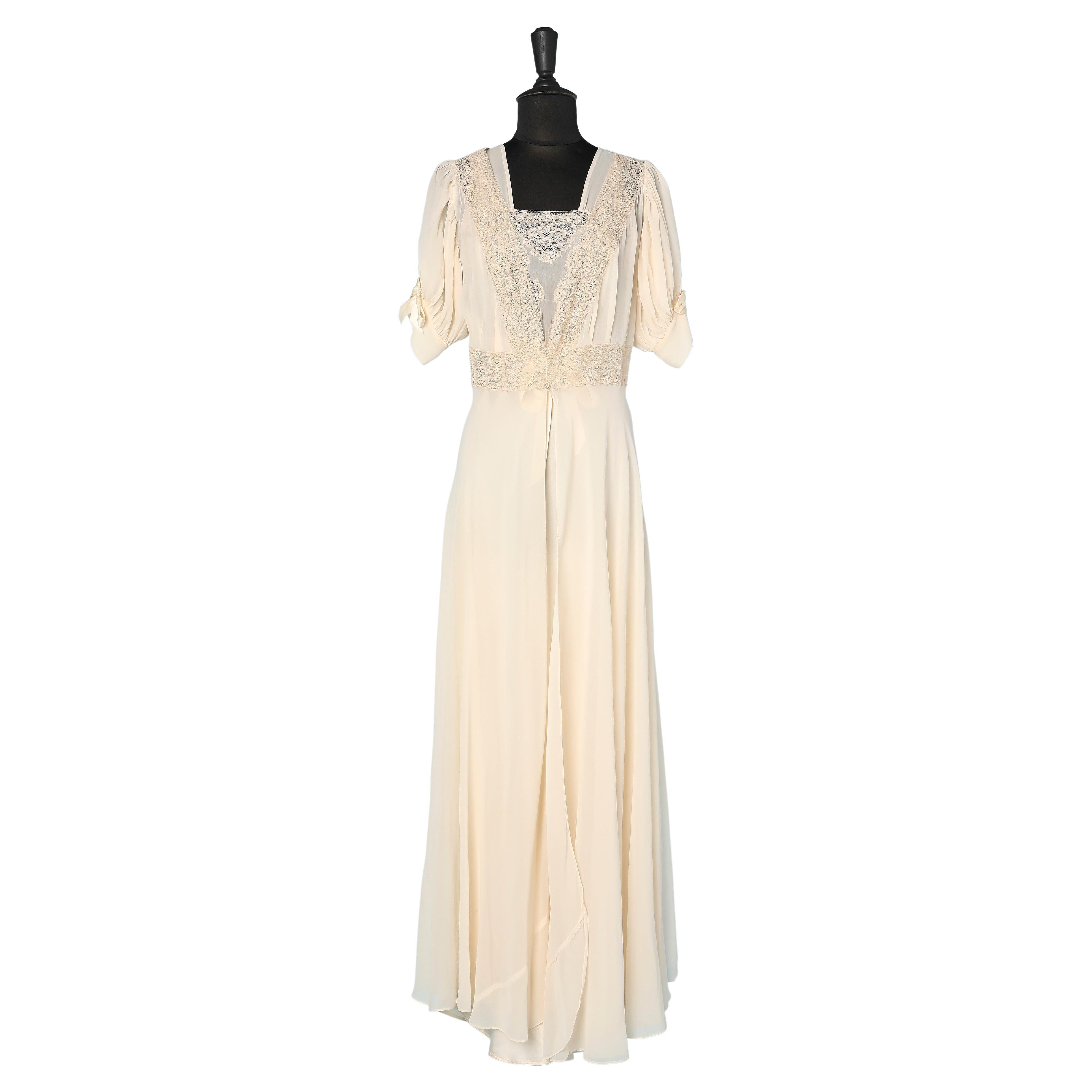 Ensemble Robe and night gown in silk and lace appliqué By Lady Duff Circa 1930 For Sale