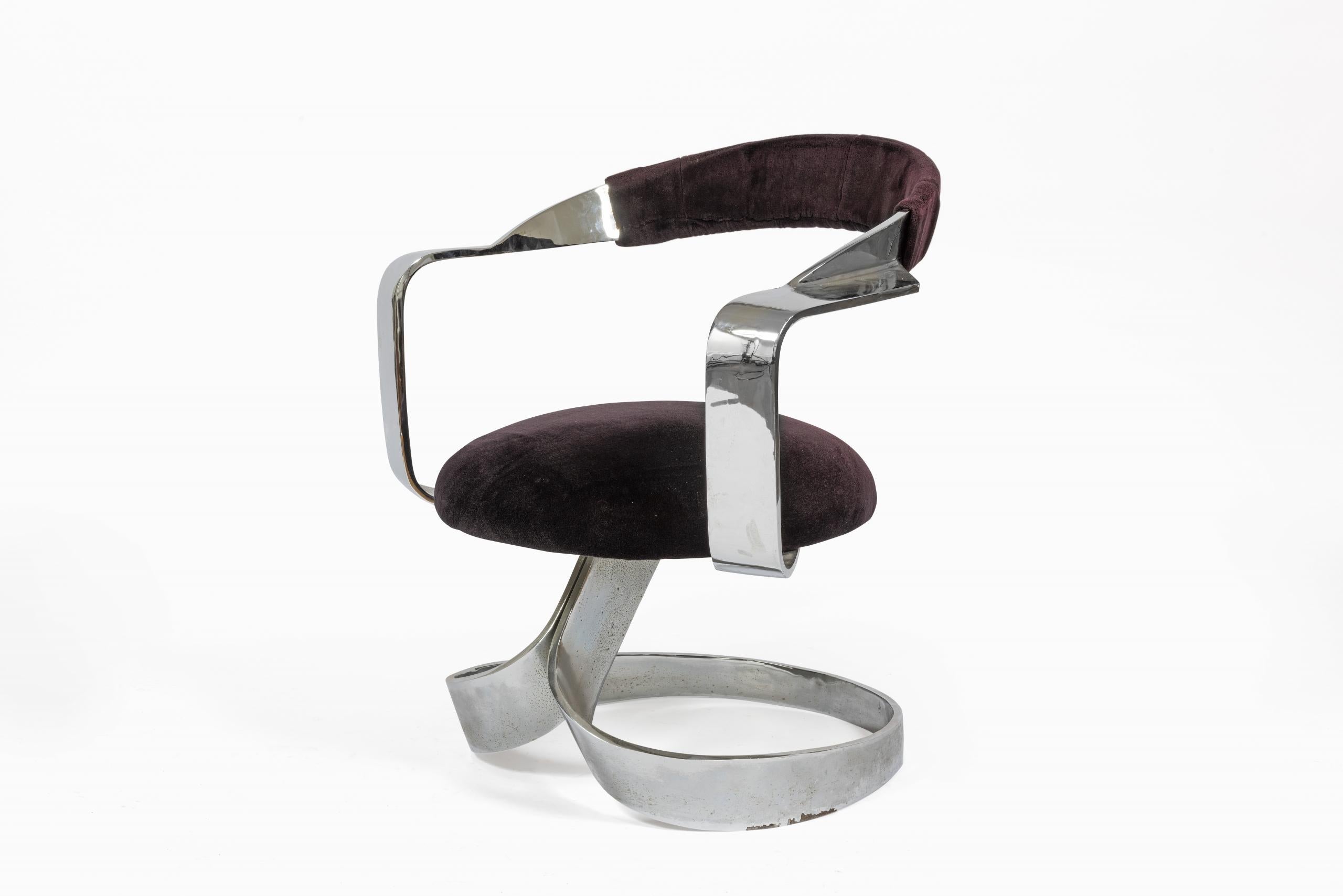 Ensemble de 4 chaises et une table à manger en acier inoxydable, Design de 1968, édition New Look Española SA.

Les chaises sont en velours et le musée du Design de Barcelone en conserve une du même modèle, MADB 135827. Traces d'usure. Dimensions
