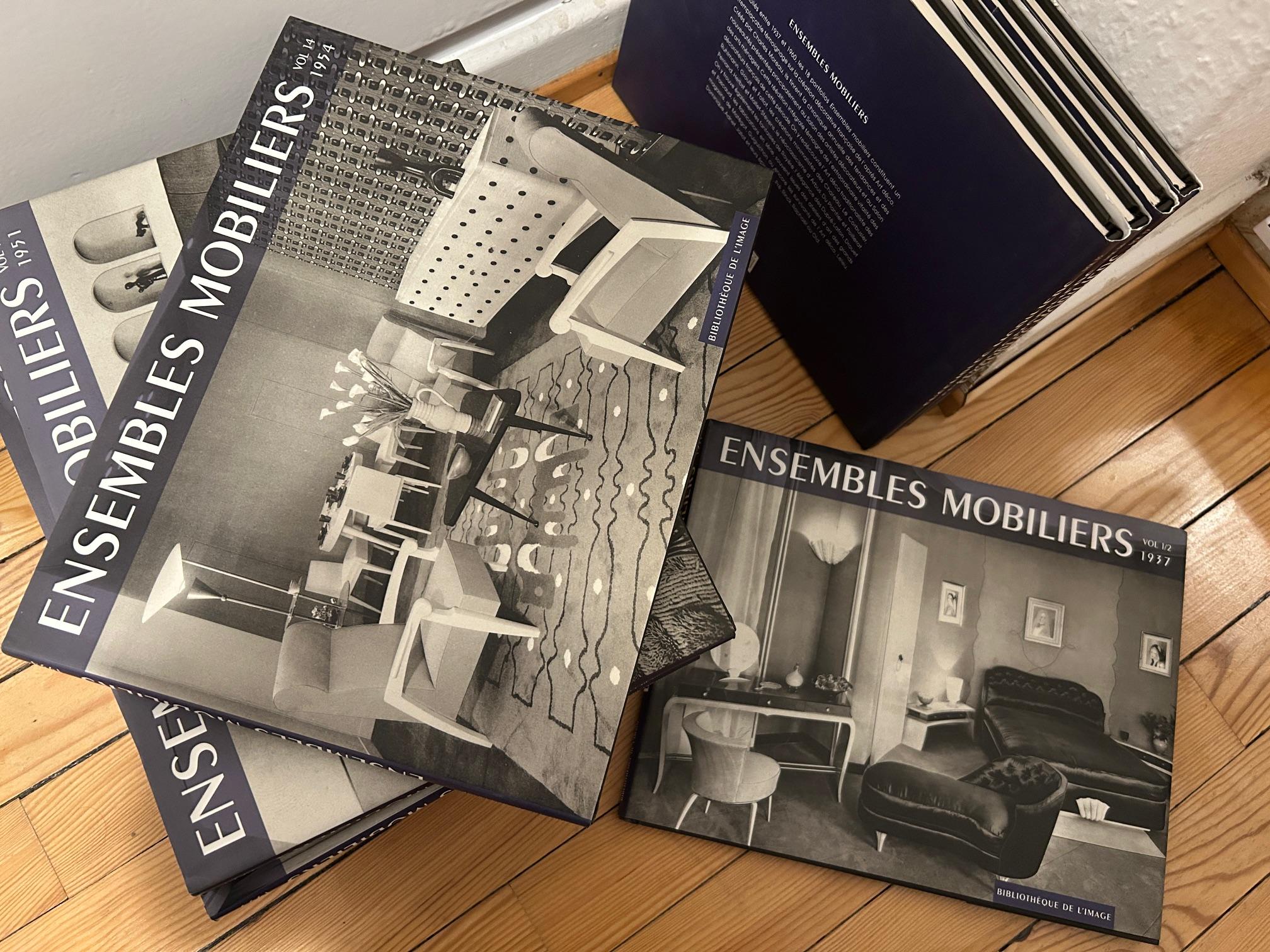 ENSEMBLES MOBILIERS, 1937 - 1960

Collectional

Les 18 volumes sont regroupés en 17 livres, les volumes 1 et 2 étant combinés en un seul livre.
Très bon état avec seulement de légers signes d'usure.

Initialement publiées par Charles Moreau entre