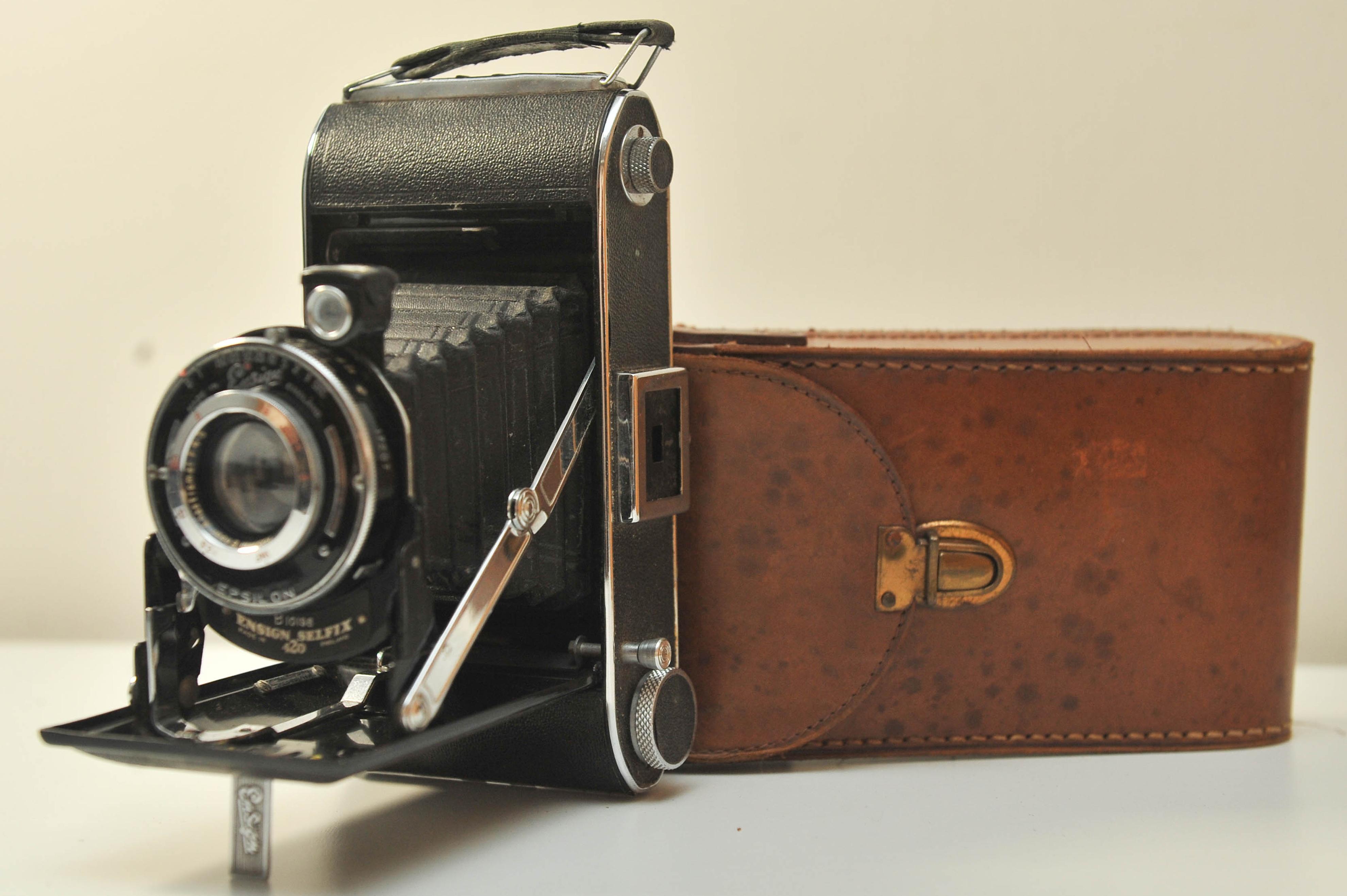 Ensign 420 Selfix With Ensar Anastigmat 105mm F4.5 Fixed Lens and Epsilom Shutter With Original Brown Leather Case 

Camera Ref B10198
Lens serial No 13401

The Ensign Selfix 420 is a folding camera sold by Ensign from 1946. It is fitted with an