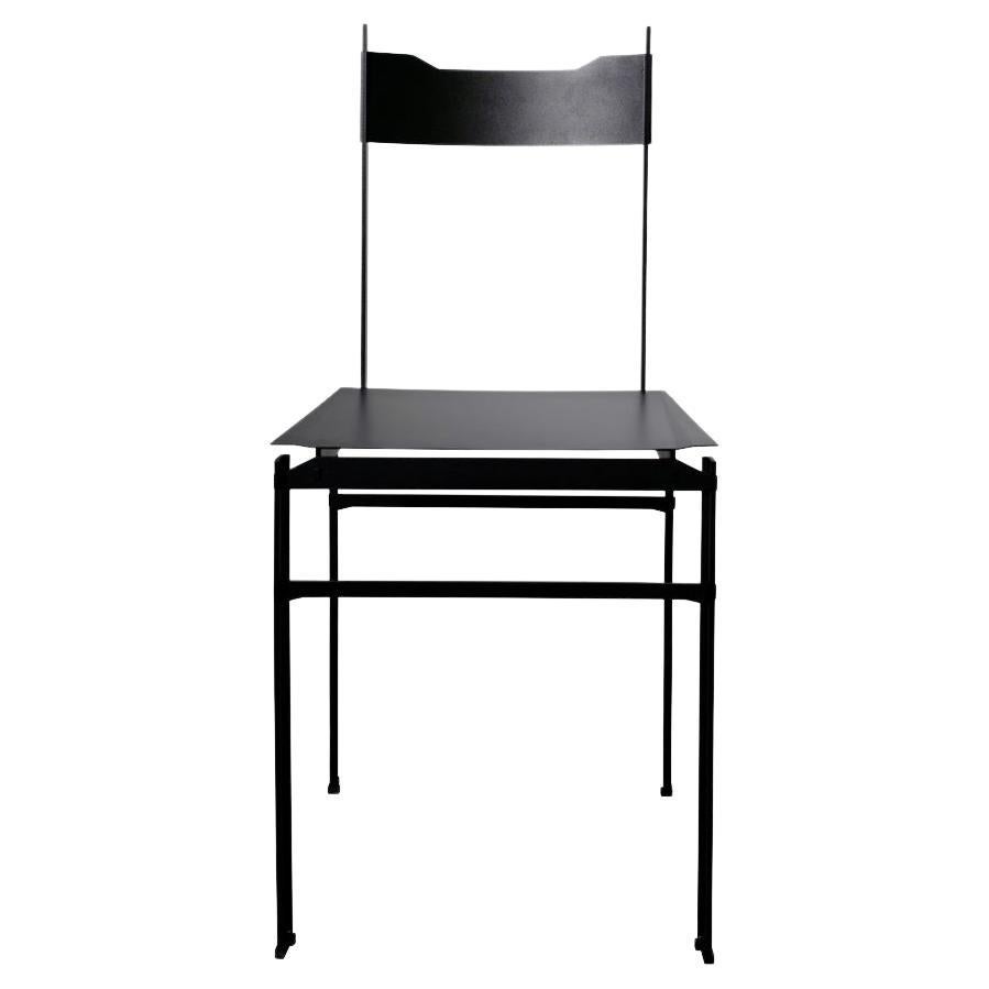 Un ensemble de deux chaises italiennes contemporaines au design essentiel. Les pieds et le cadre sont en acier, l'assise et le dossier en aluminium. Coussin en feutre gris 100% laine du Tyrol du Sud, 15 mm THK. Finition thermolaquée noir mat,