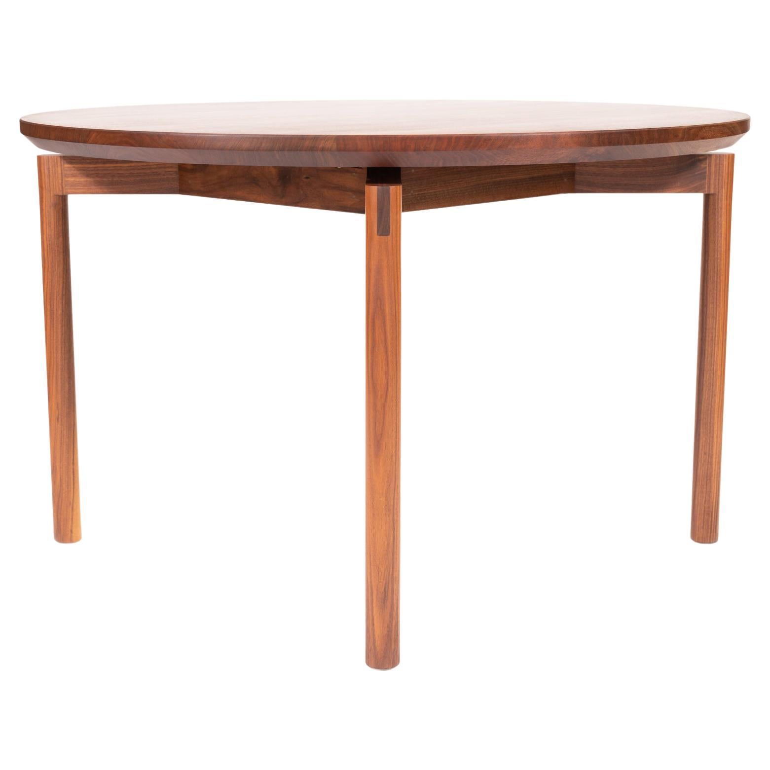 Enso Tisch, Esstisch aus Nussbaum mit Messerkante und sichtbaren Tischlerarbeiten