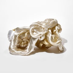 Entangled Mountain, une sculpture en verre blanc et ambre doux de Maria Bang Espersen