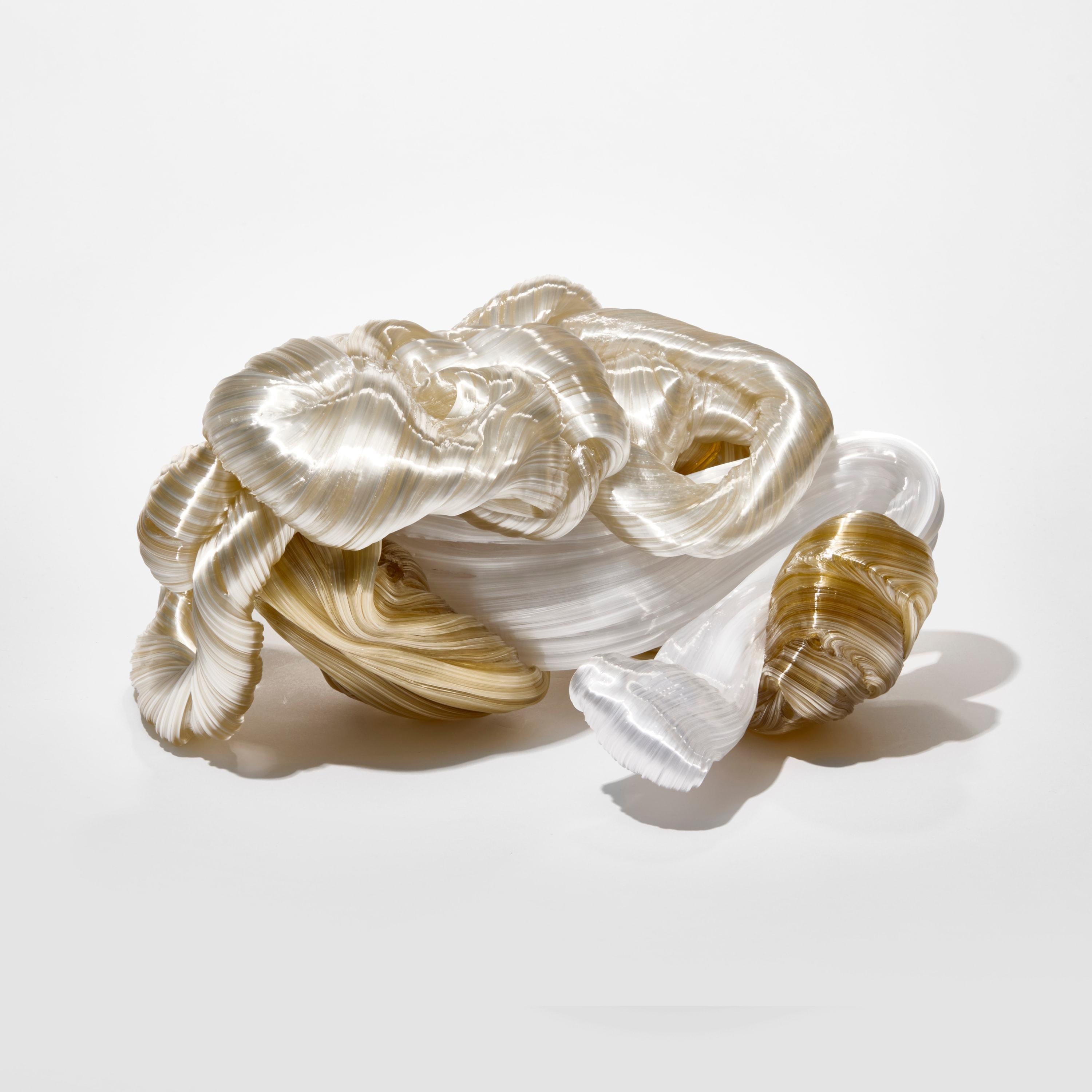 Svedese Entangled Mountain, una scultura in vetro bianco e ambra morbida di Maria Bang Espersen in vendita