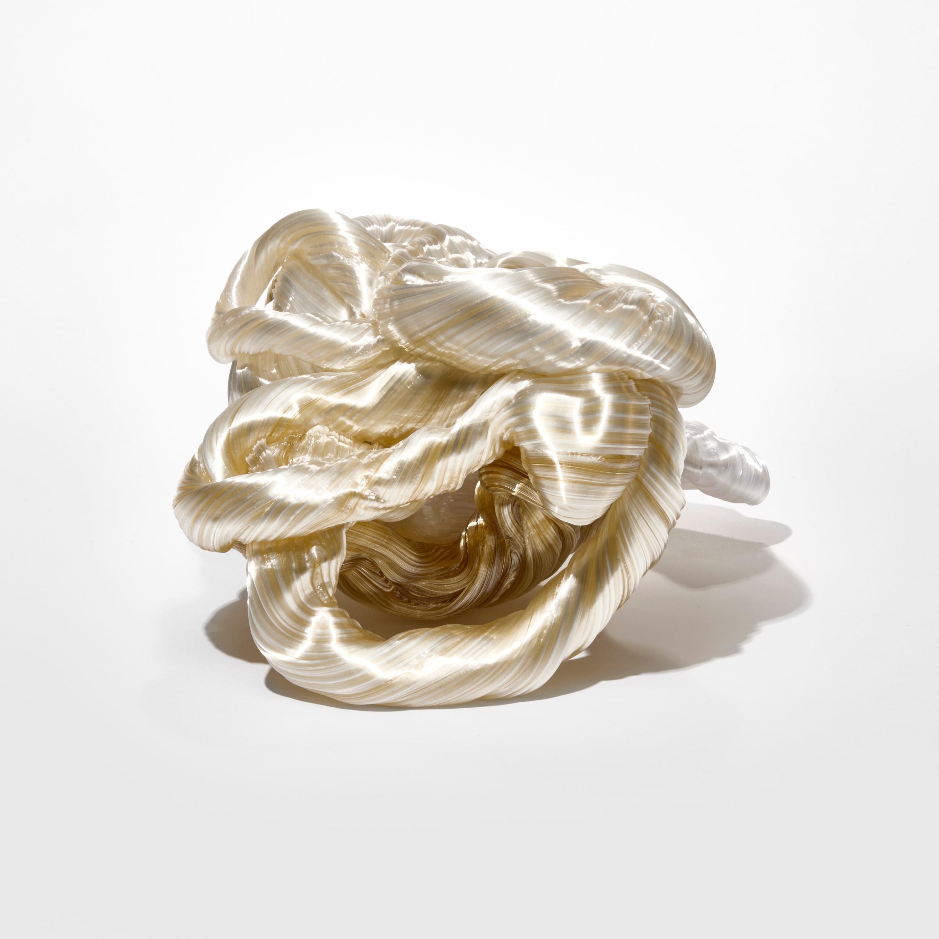 Fatto a mano Entangled Mountain, una scultura in vetro bianco e ambra morbida di Maria Bang Espersen in vendita