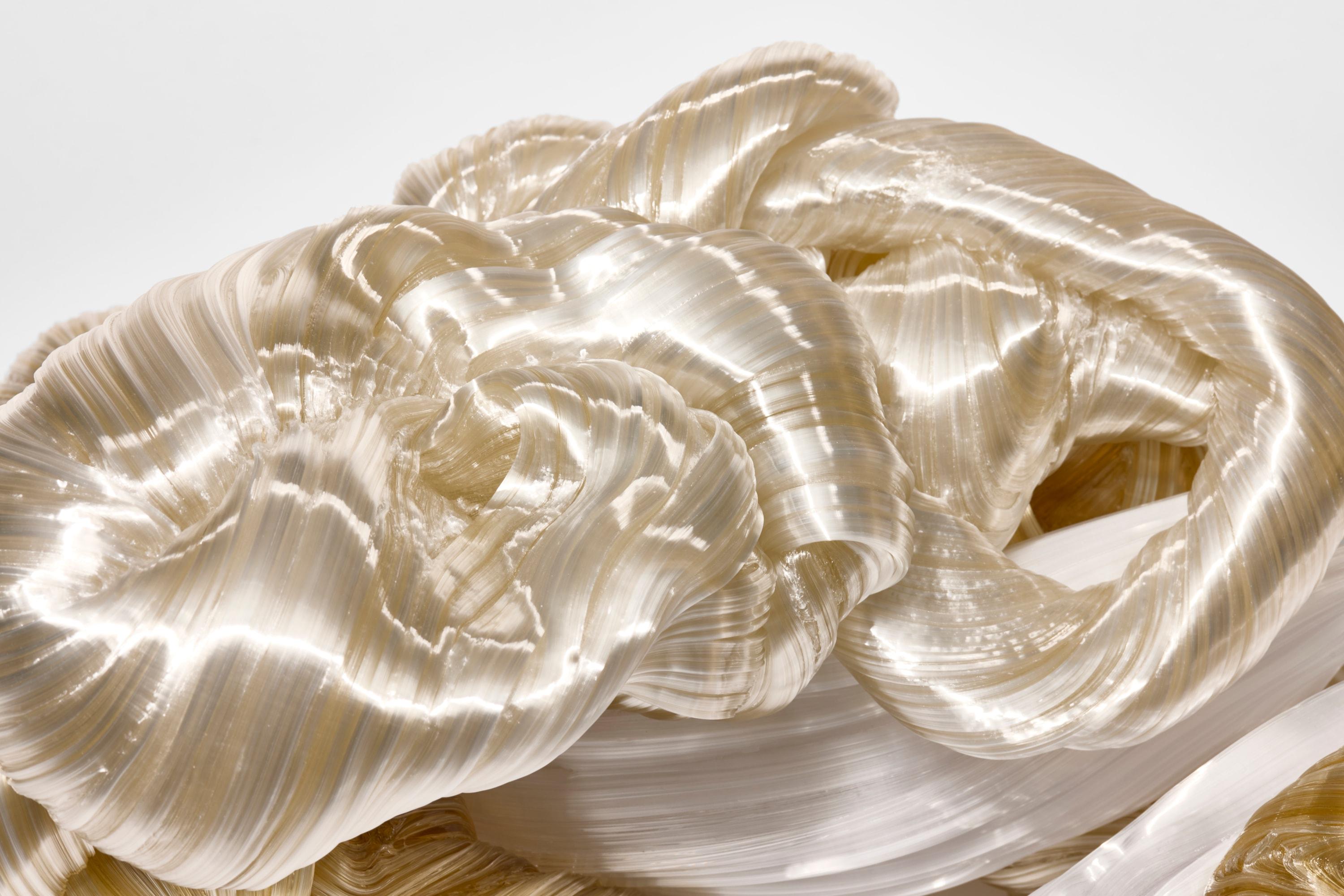 Entangled Mountain, una scultura in vetro bianco e ambra morbida di Maria Bang Espersen In condizioni Nuovo in vendita a London, GB