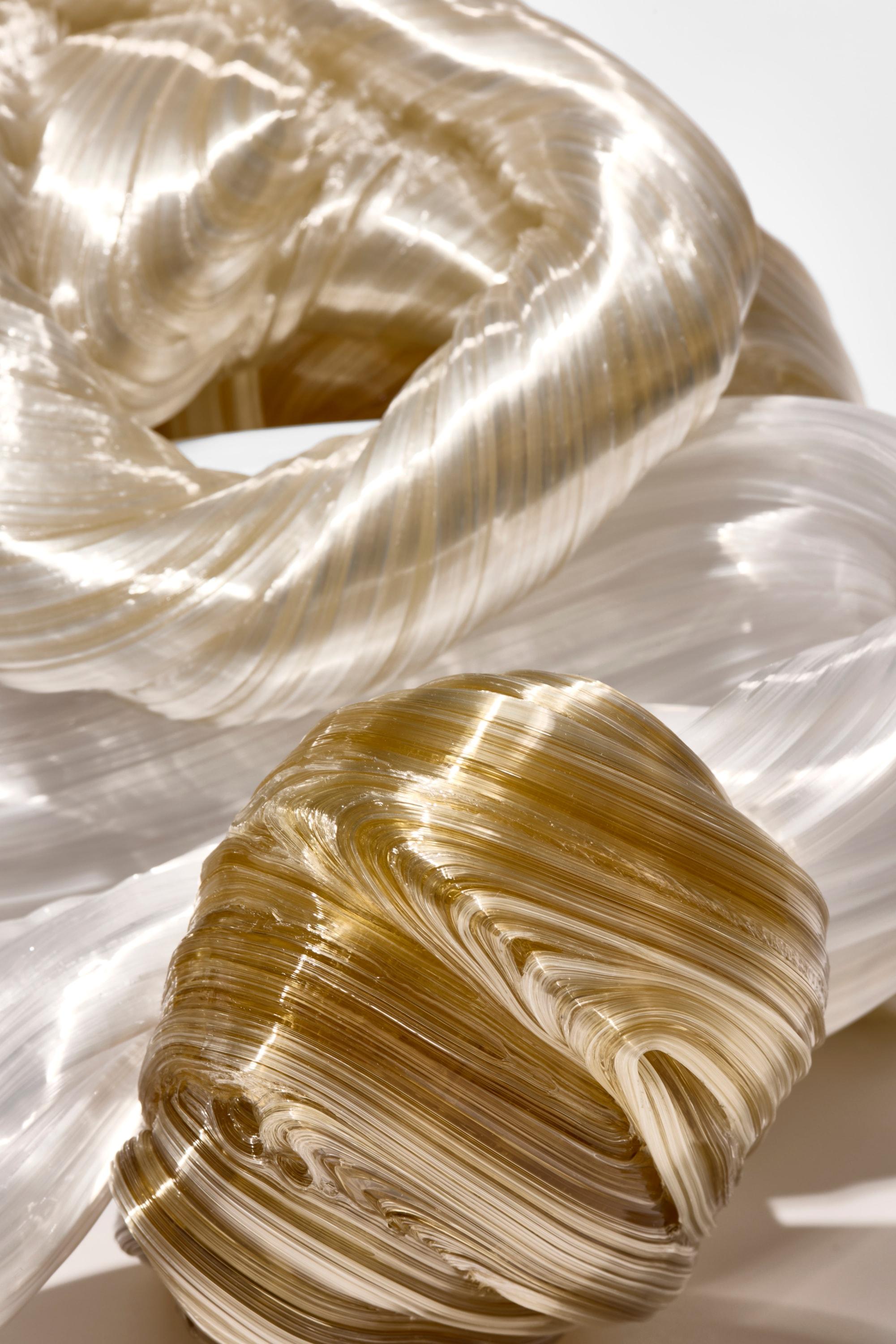 XXI secolo e contemporaneo Entangled Mountain, una scultura in vetro bianco e ambra morbida di Maria Bang Espersen in vendita