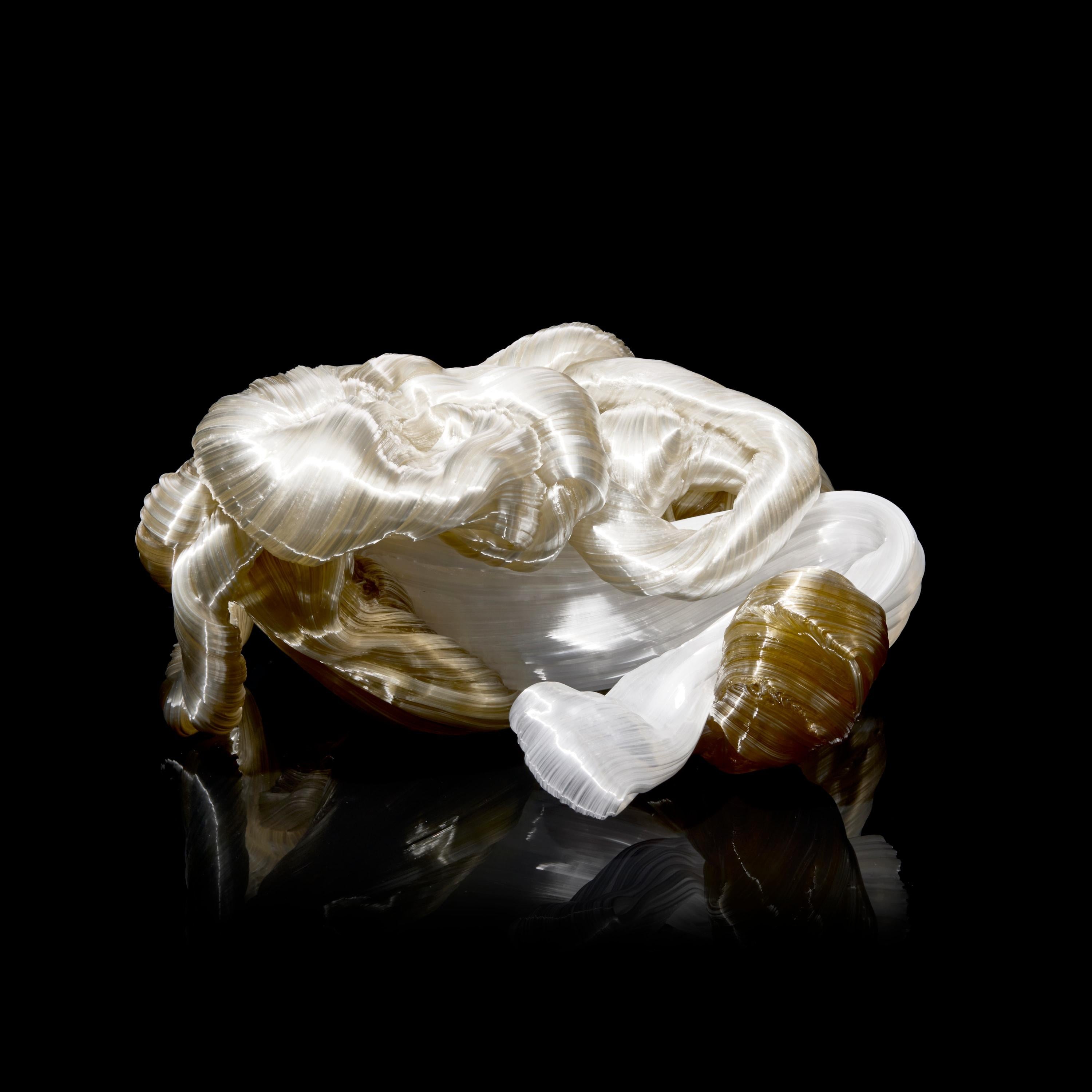 Vetro Entangled Mountain, una scultura in vetro bianco e ambra morbida di Maria Bang Espersen in vendita