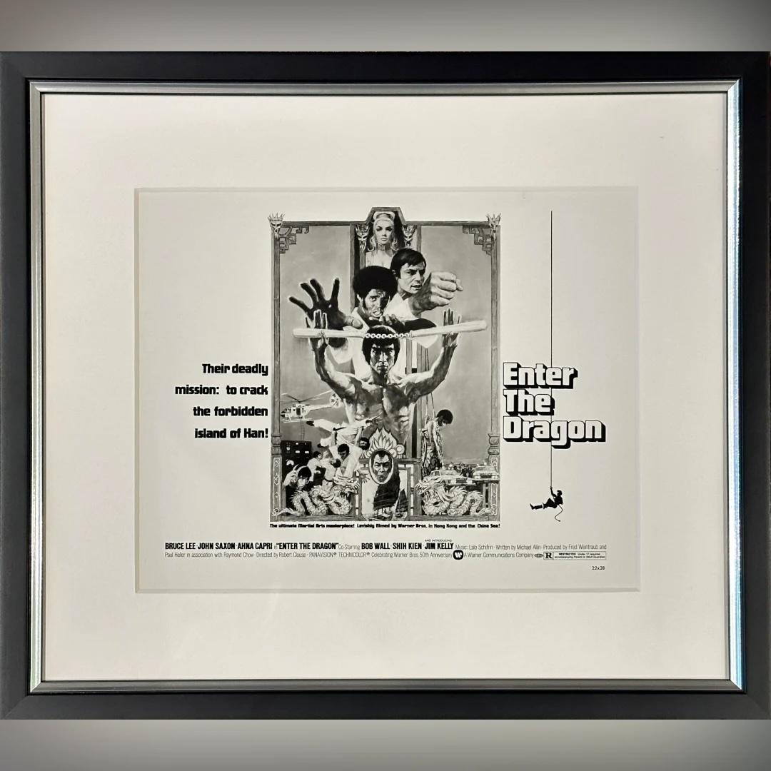 Enter The Dragon (1973) - FRAMED
Foto Standbild (8 X 10 Zoll)

Original 1973 Kunst-Standbild

Großartiges Bild des US Half-Sheet Plakats mit Victor Gadino Plakatkunst! Das ultimative Martial Arts Abenteuer und die ultimative Aufregung! Aufwendig