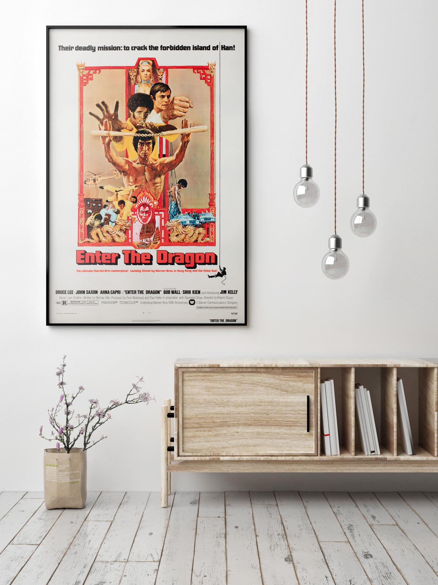 Un design fantastique de Bob Peak figure sur cette affiche originale américaine à 1 feuille pour le film d'arts martiaux Enter the Dragon de Bruce Lee.

Cette affiche de film vintage originale a été professionnellement doublée de lin et mesure 27