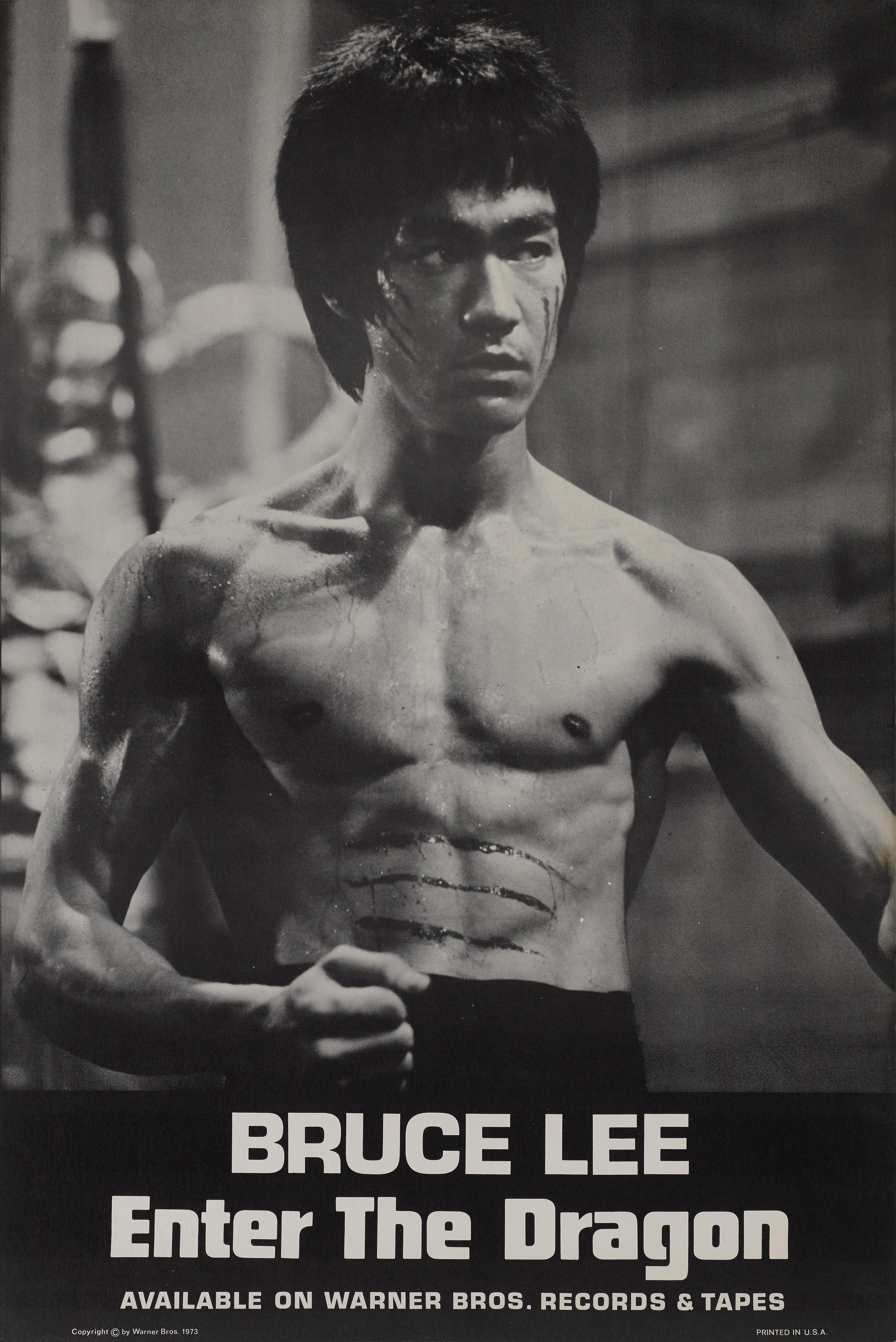 Poster cinematografico originale britannico per Bruce Lee leggendario film di arti marziali del 1973 con Bruce Lee, John Saxon, Jim Kelly e diretto da Robert Clouse. 
Questo poster è stato creato per promuovere la colonna sonora del film nel