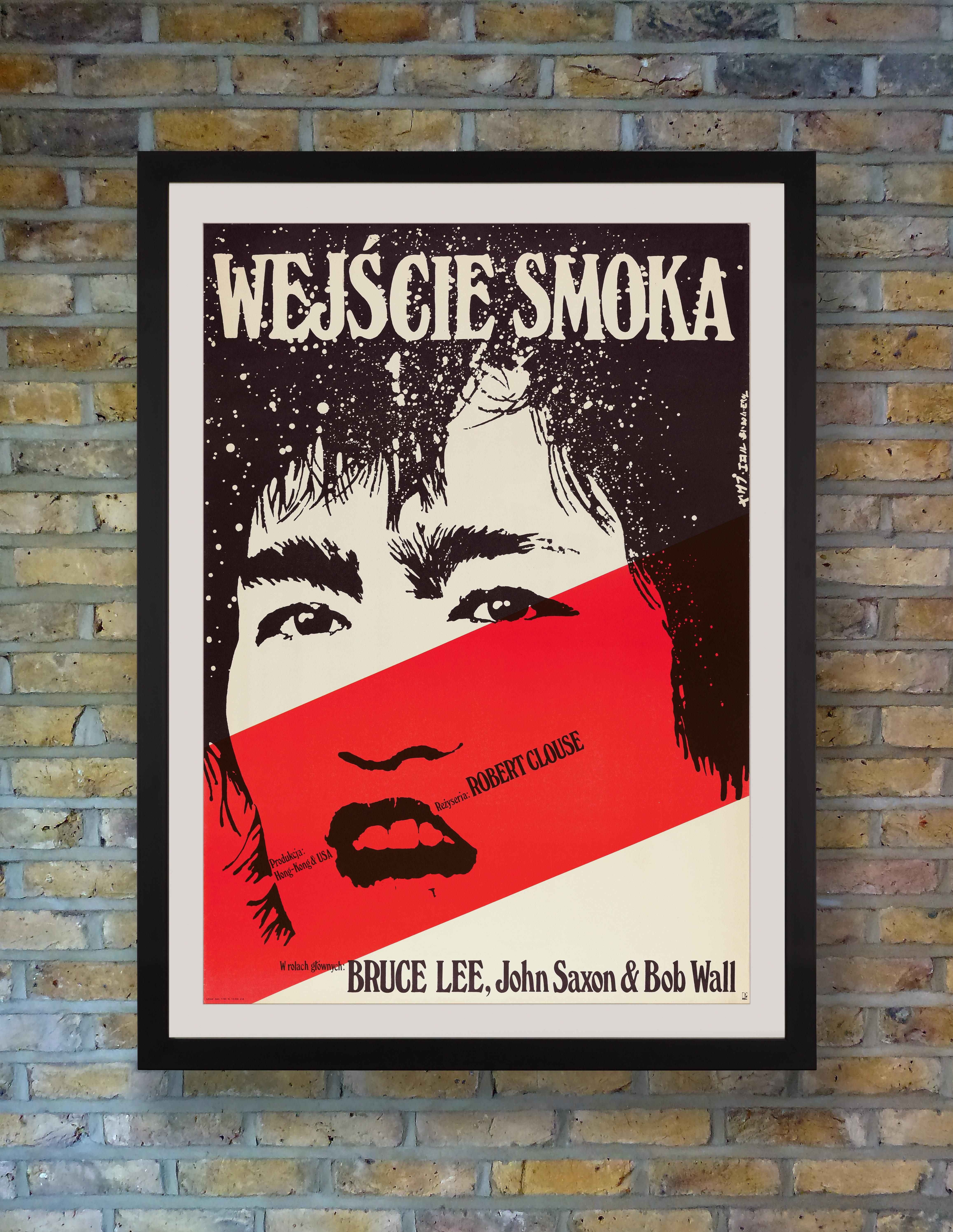Le célèbre affichiste polonais Jakub Artistics s'est concentré sur un portrait monochrome de Bruce Lee ponctué d'une barre rouge sang pour la première sortie polonaise du film d'arts martiaux 