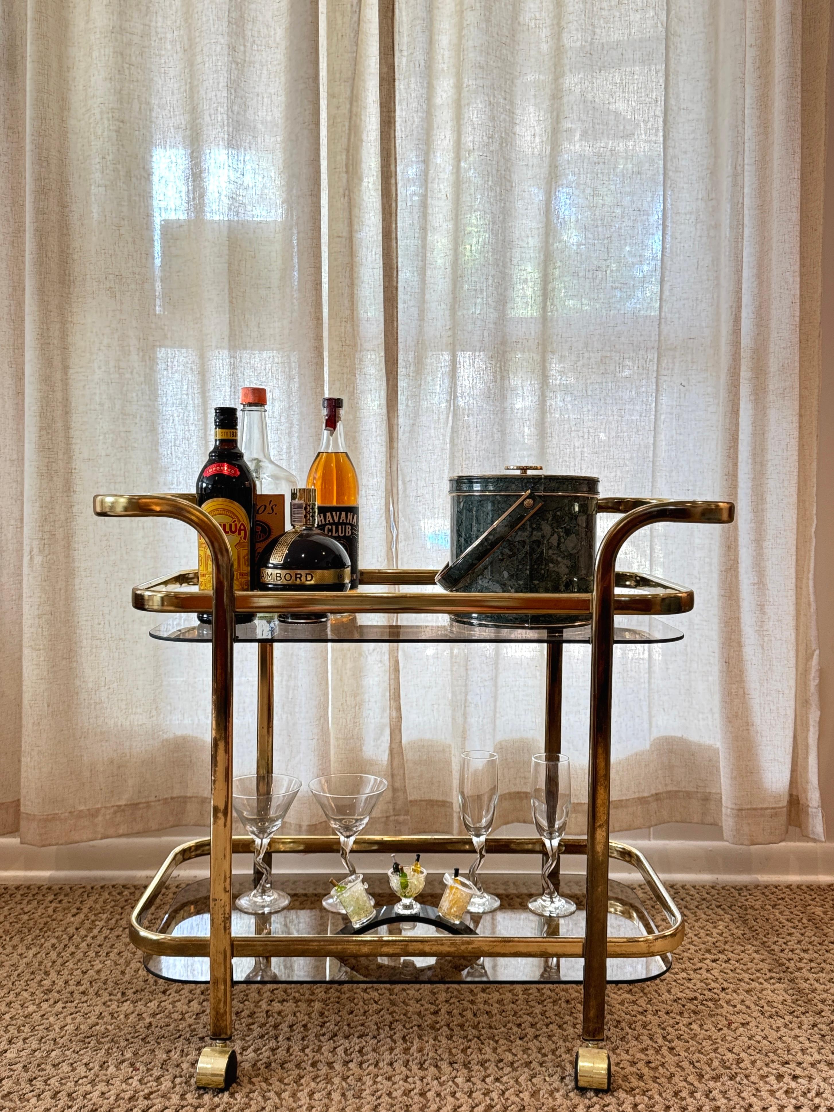 Entretenimiento con estilo con este hermoso carrito de bar de dos niveles, de la década de 1980 Regencia de Hollywood en venta