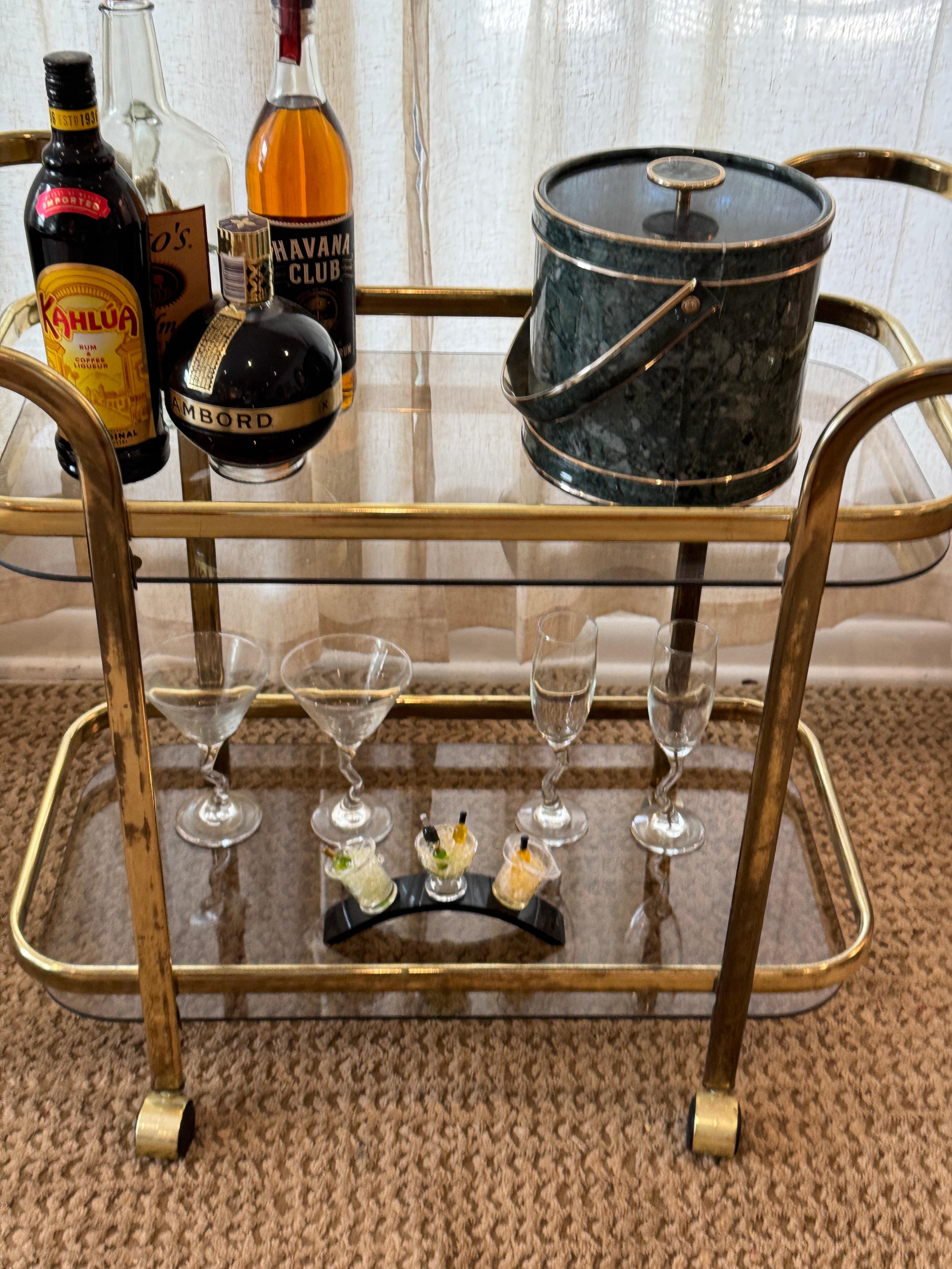 Entretenimiento con estilo con este hermoso carrito de bar de dos niveles, de la década de 1980 Desconocido en venta