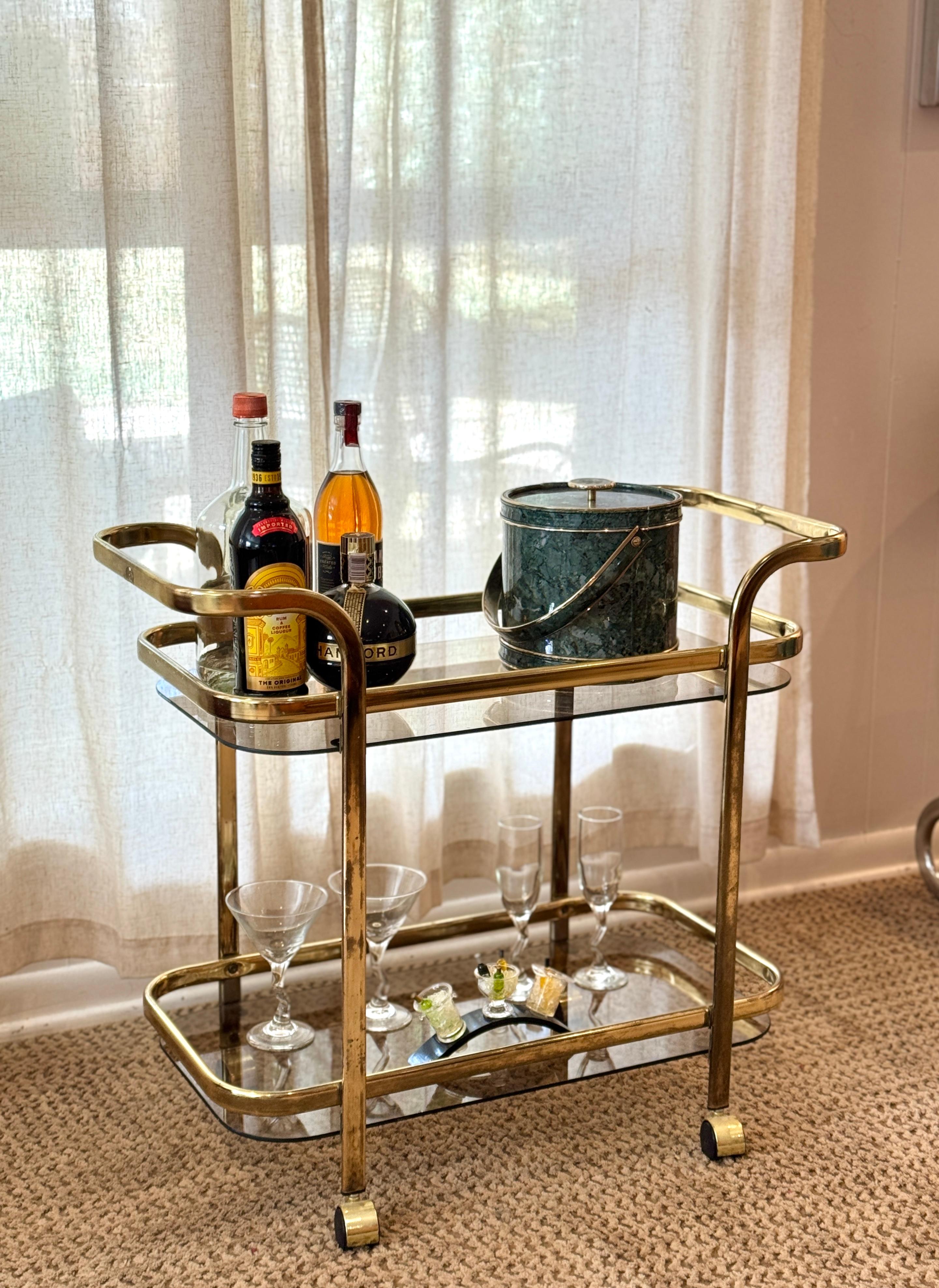 Entretenimiento con estilo con este hermoso carrito de bar de dos niveles, de la década de 1980 finales del siglo XX en venta