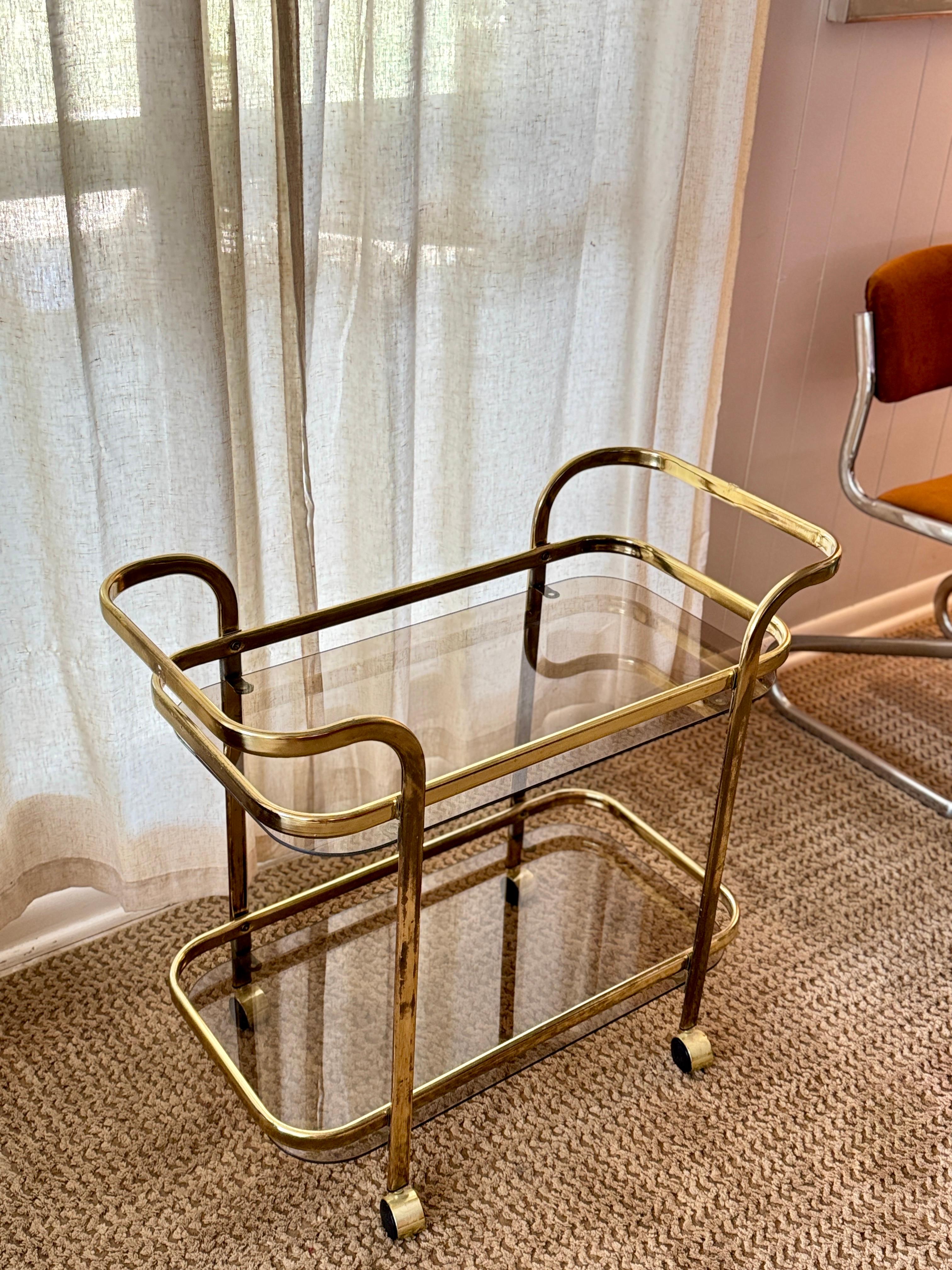 Entretenimiento con estilo con este hermoso carrito de bar de dos niveles, de la década de 1980 en venta 1