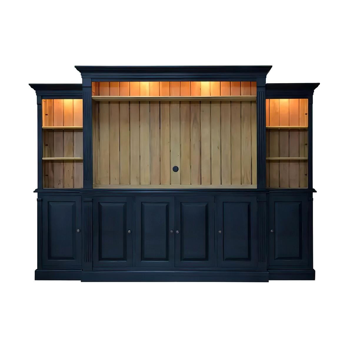 Un capolavoro di design e funzionalità. Rifinito in un elegante nero Batavia leggermente invecchiato, l'esterno di questo mobile emana un fascino classico, mentre l'interno in legno naturale a contrasto aggiunge calore e raffinatezza. 

Il suo