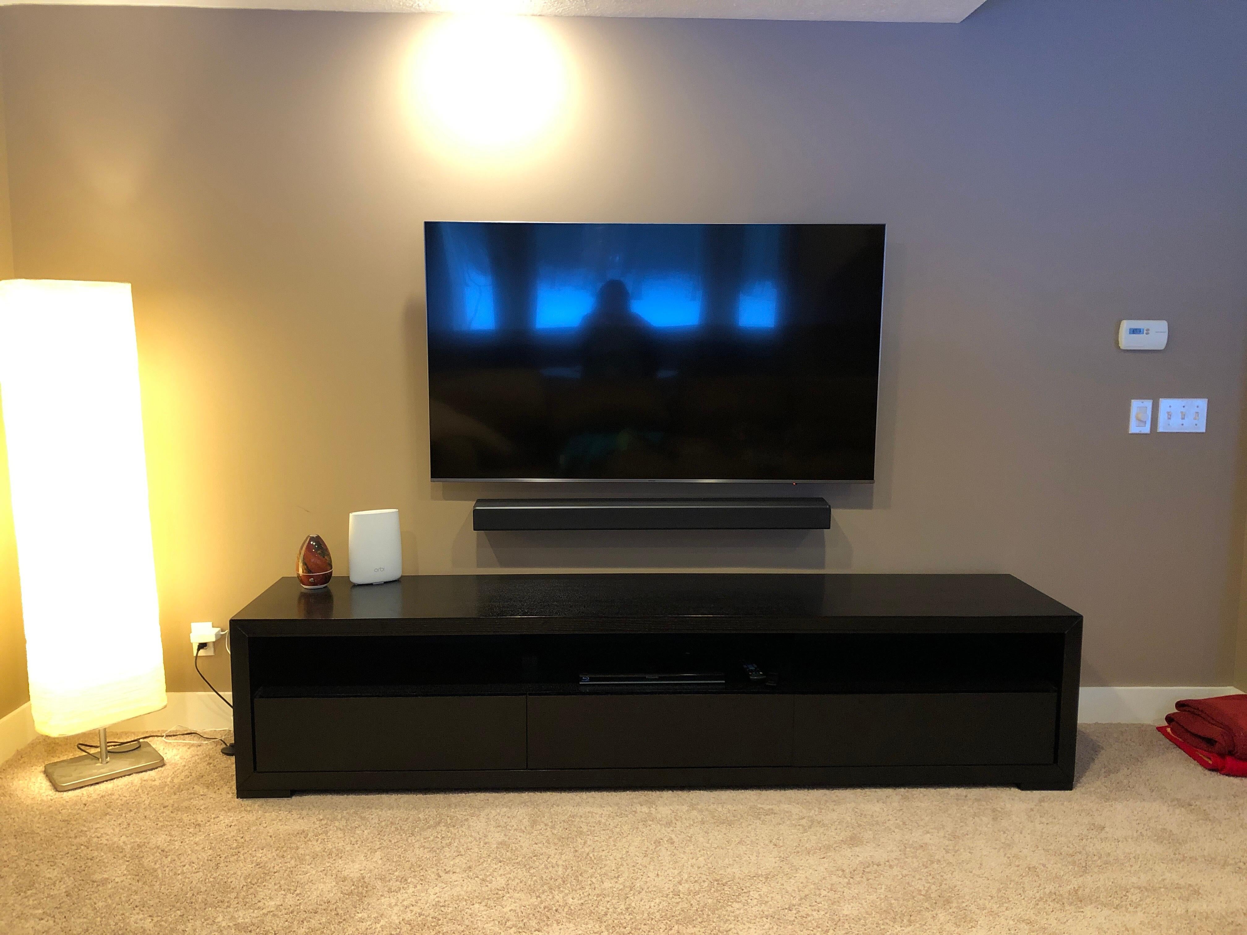 Piattaforma di intrattenimento per la TV  progettato da Greg Sheres. In stock ora.  Questa è la nostra piattaforma televisiva classica.  Un design lungo ed elegante che contiene 3 scomparti per le apparecchiature A/V e 3 cassetti per riporre DVD e