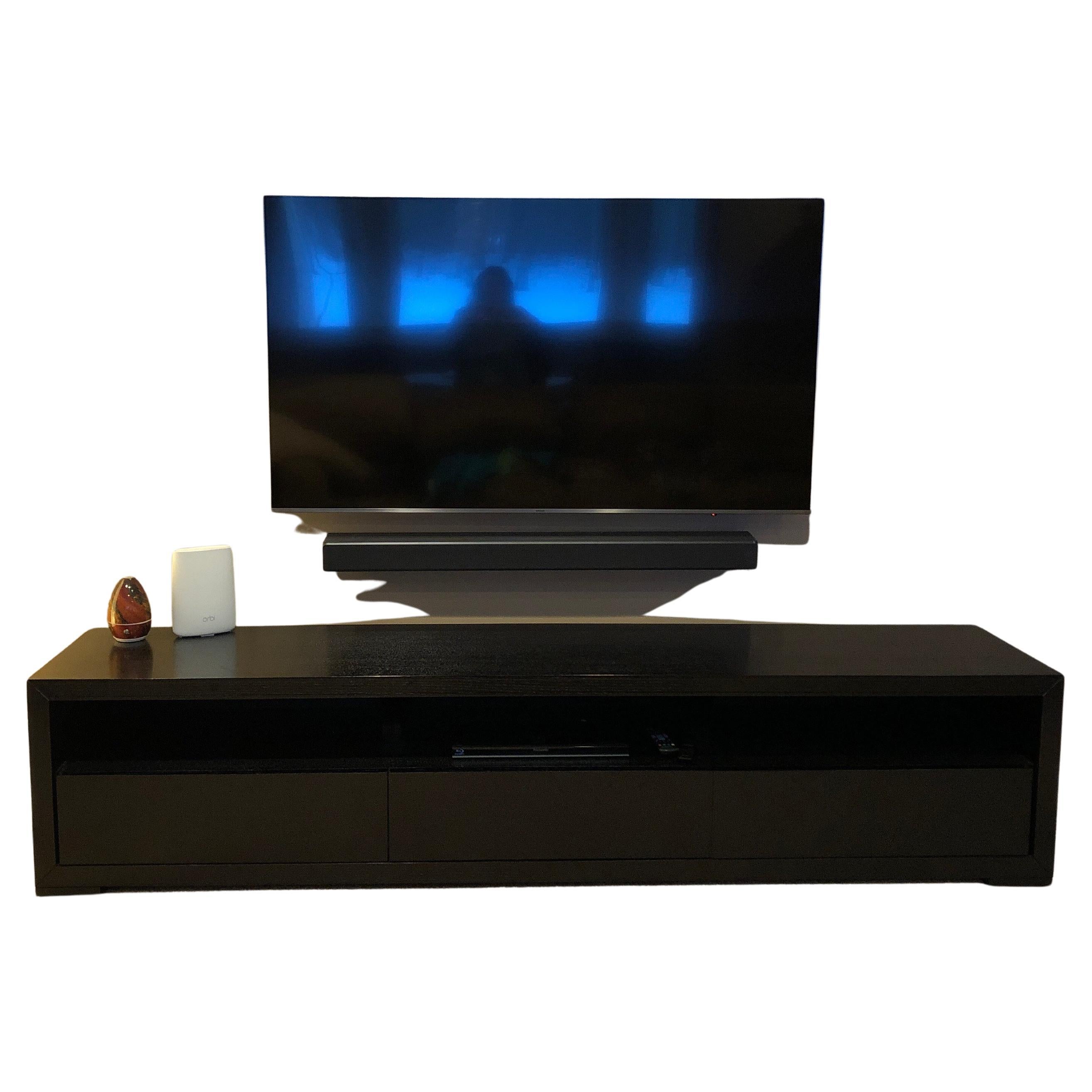 Plataforma de entretenimiento para TV  diseñado por Greg Sheres. Ahora en stock.