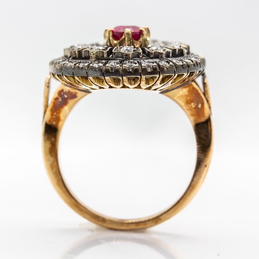 Enticing 18 Karat Gold and Silver Burma Ruby and Diamonds Ring In Excellent Condition For Sale In Miami, FL