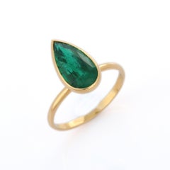 Enticing 2.9 ct Green Pear Cut Emerald Solitaire Wedding Ring in 18K Yellow Gold