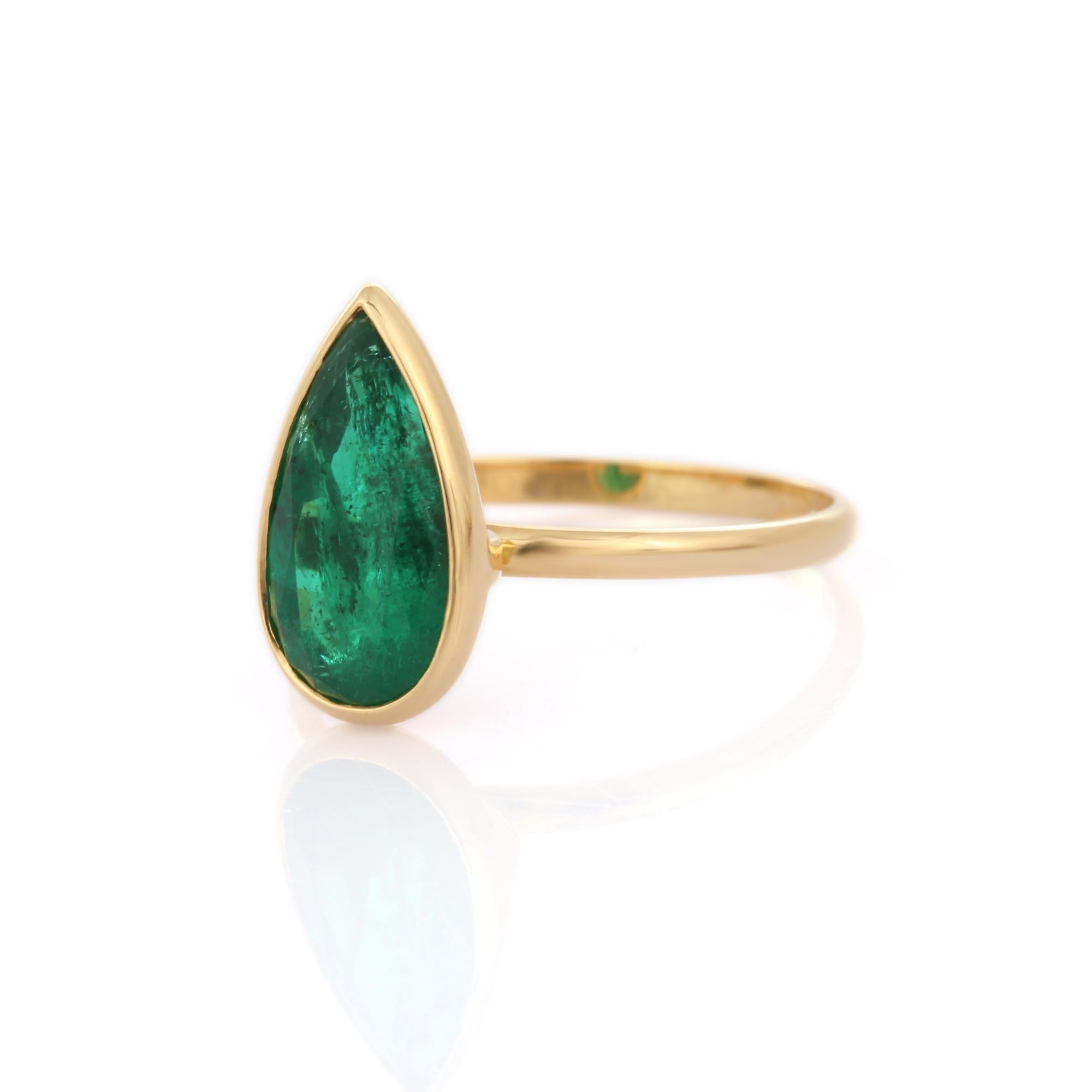 For Sale:  Enticing 2.9 ct Green Pear Cut Emerald Solitaire Wedding Ring in 18K Yellow Gold 3