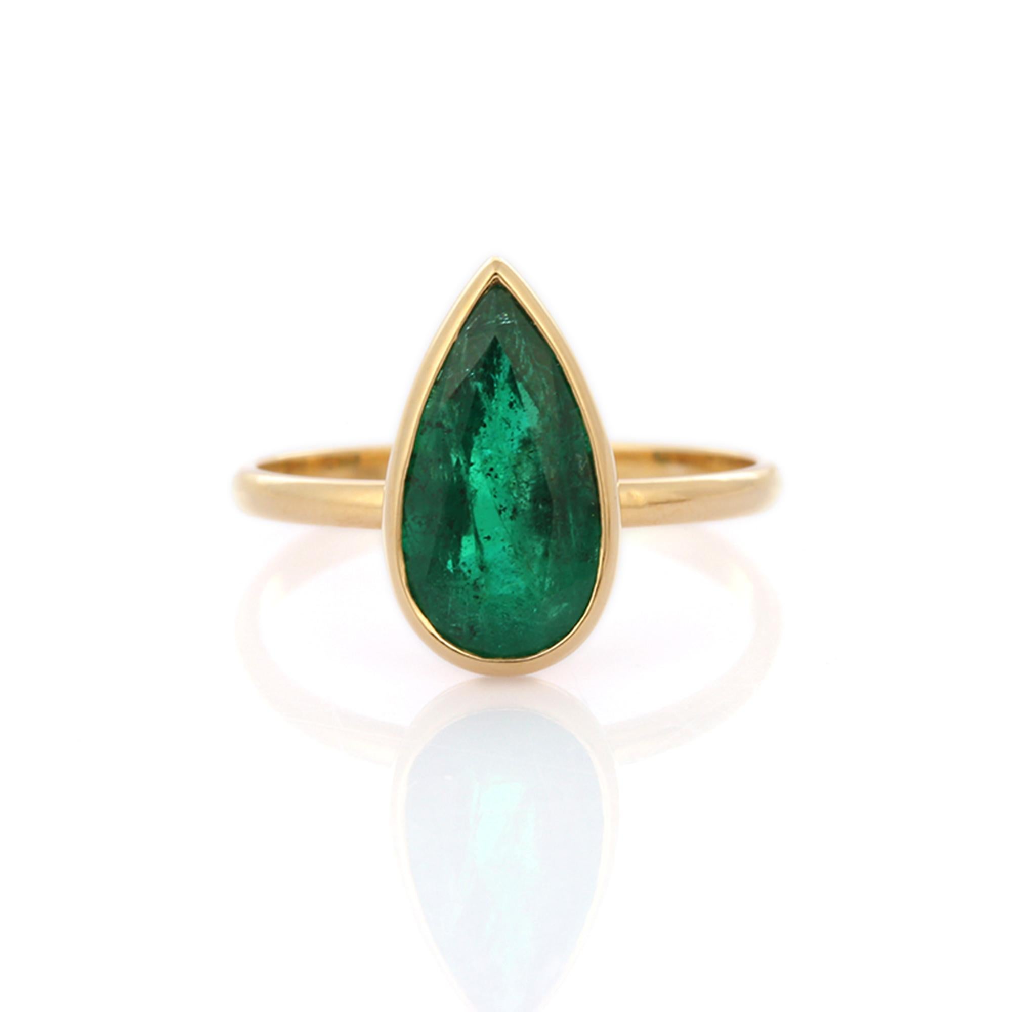 For Sale:  Enticing 2.9 ct Green Pear Cut Emerald Solitaire Wedding Ring in 18K Yellow Gold 5