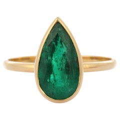 Enticing 2.9 Ct Green Pear Cut Emerald Solitaire Wedding Ring in 18K Yellow Gold