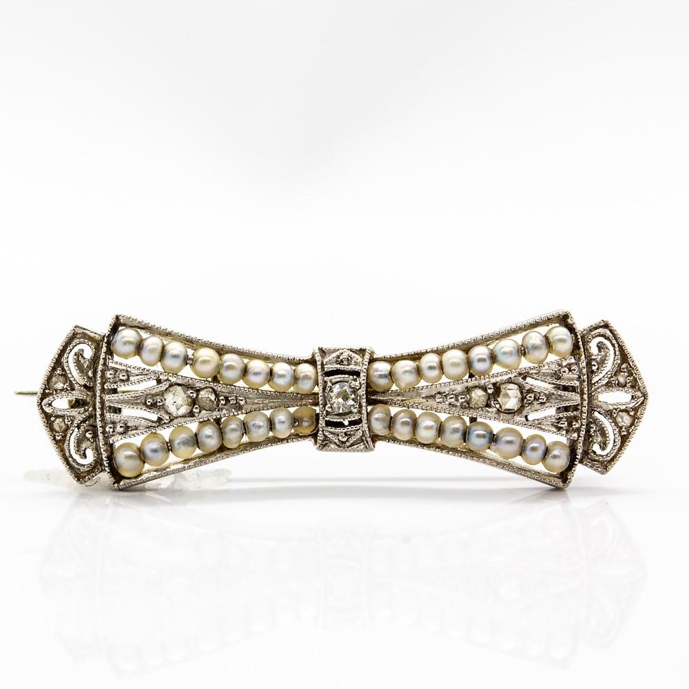 Enticing Art Deco Platinum Pearls and Diamonds Pin In Excellent Condition In Miami, FL