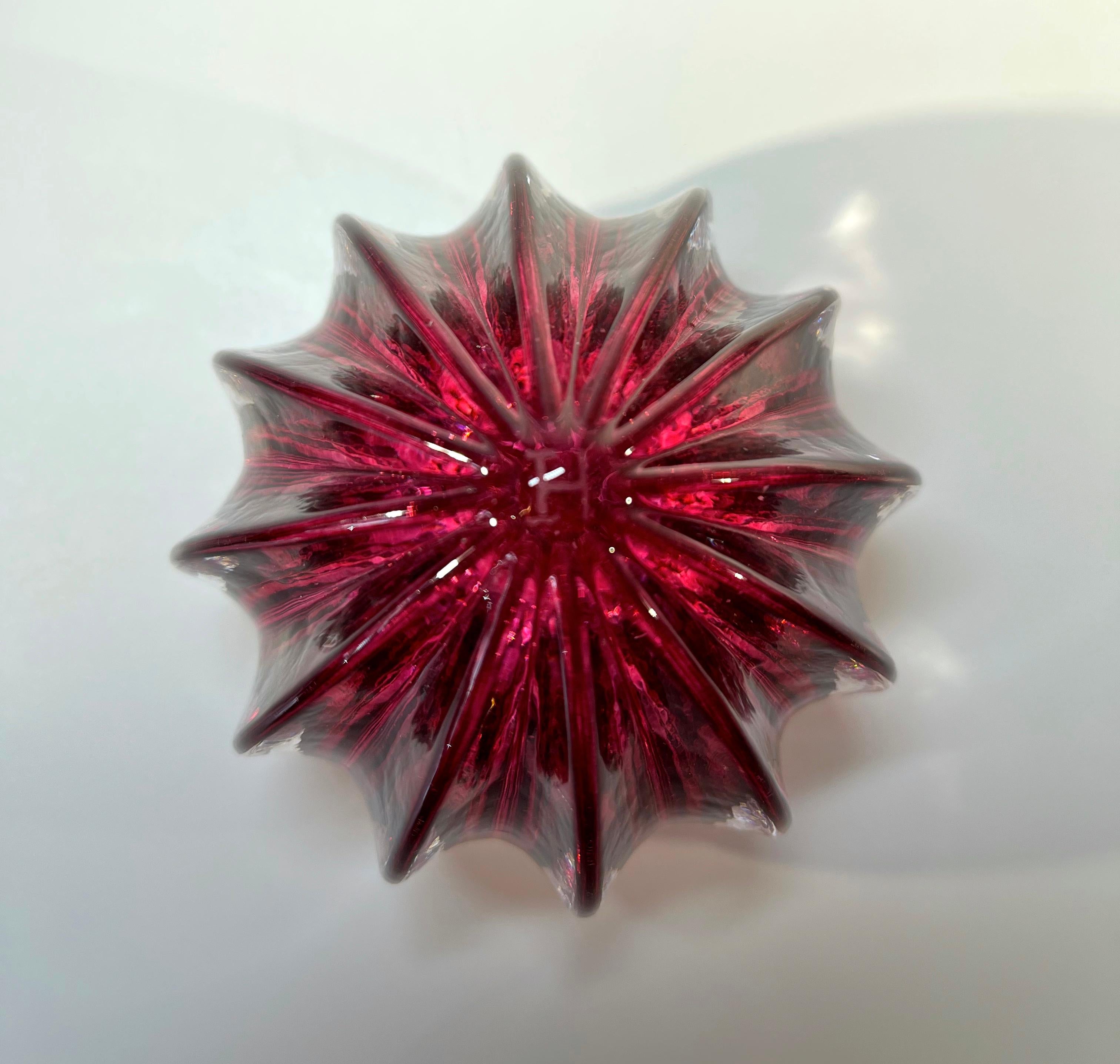Flacon de parfum en cristal rouge framboise attrayant, Angleterre, années 1980 en vente 4