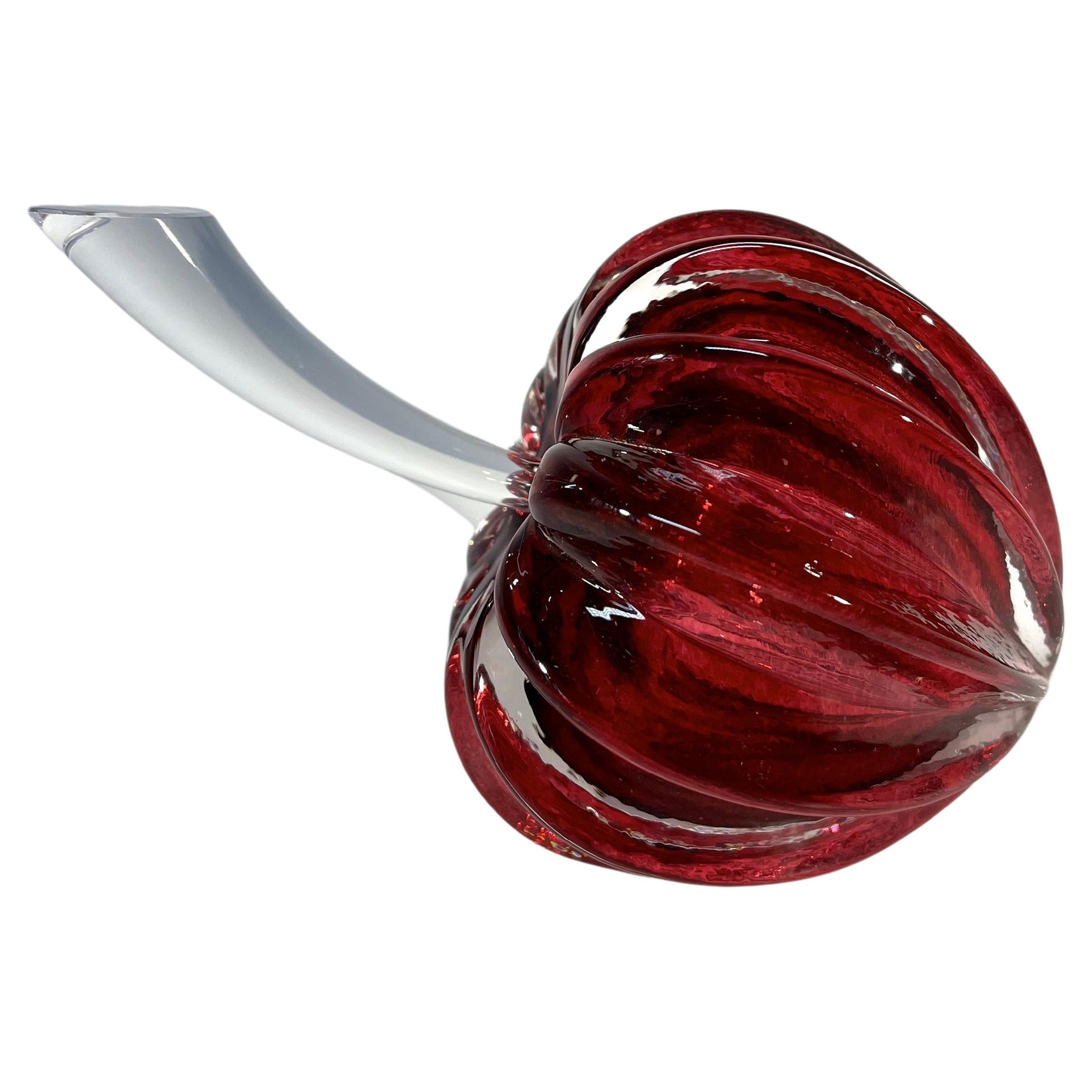 Flacon de parfum en cristal 'Stemmed Fruit' de couleur rouge baie délicieuse avec un bouchon en cristal clair
Une pièce désirable d'art contemporain en verre contrebalancé.
Créé par Ian Hankey pour Teign Valley Glass, Devon, Angleterre
Signé IH à la