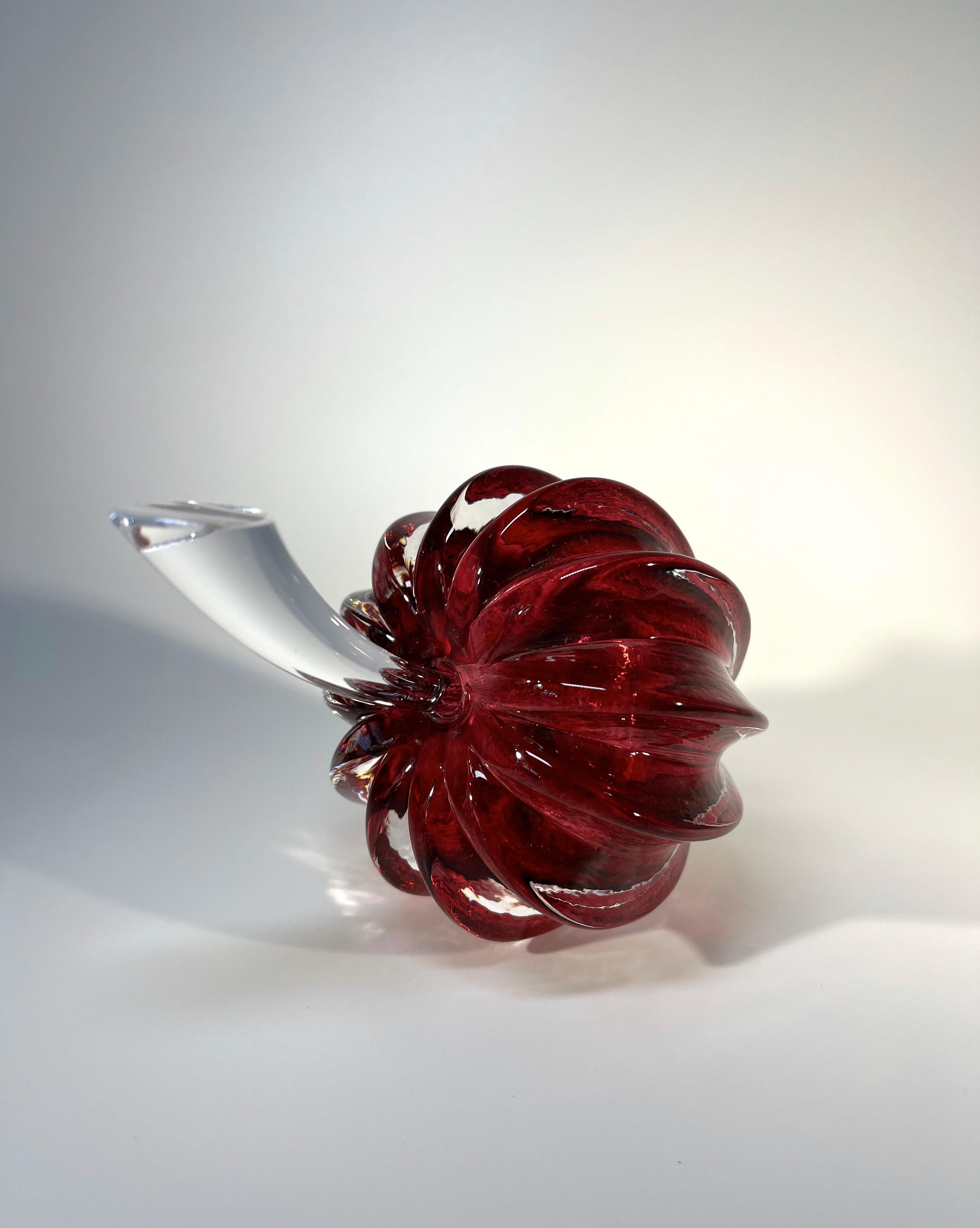Bottiglia di profumo di cristallo con gambo rosso Entice, Inghilterra anni '80 In condizioni ottime in vendita a Rothley, Leicestershire