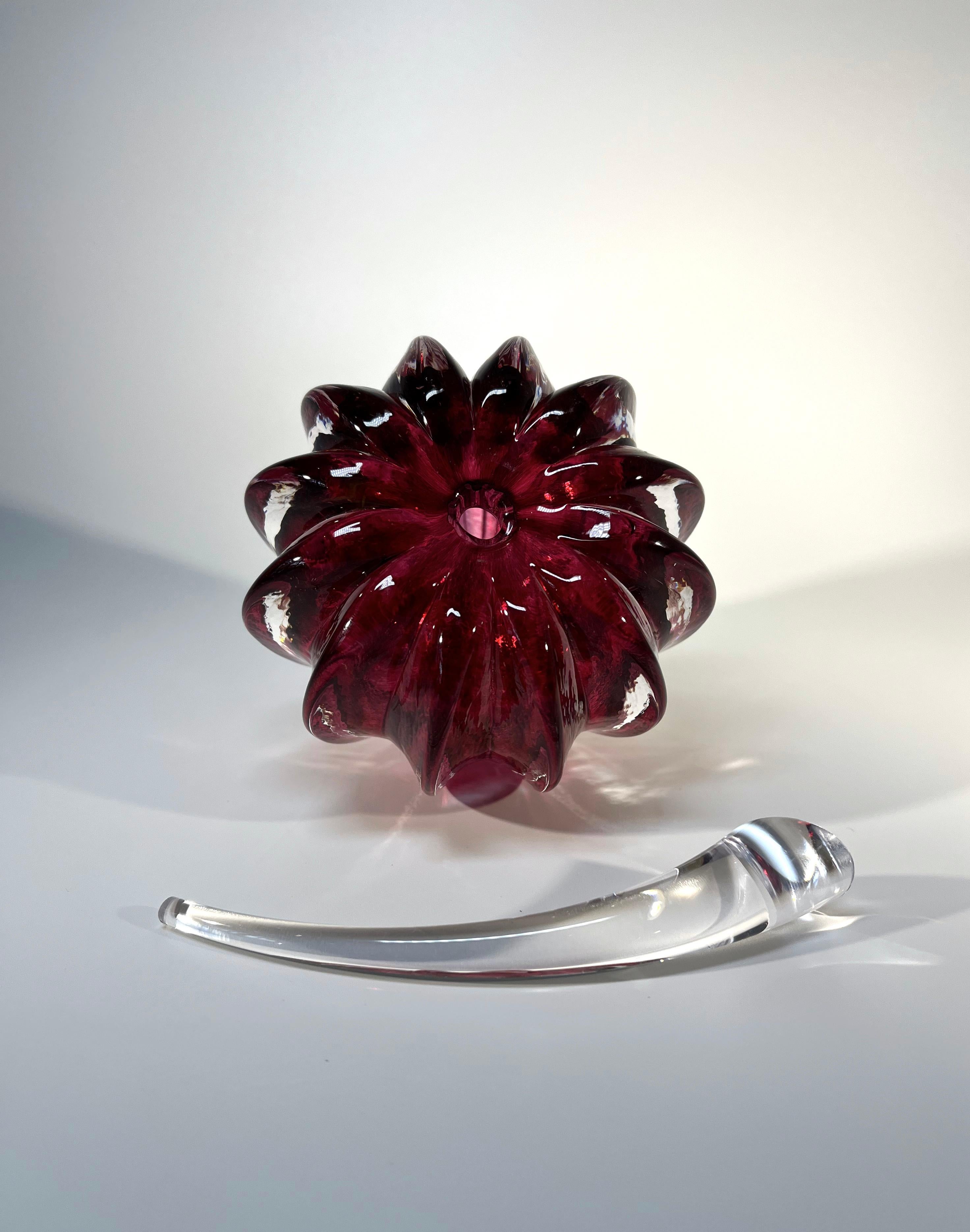 20ième siècle Flacon de parfum en cristal rouge framboise attrayant, Angleterre, années 1980 en vente