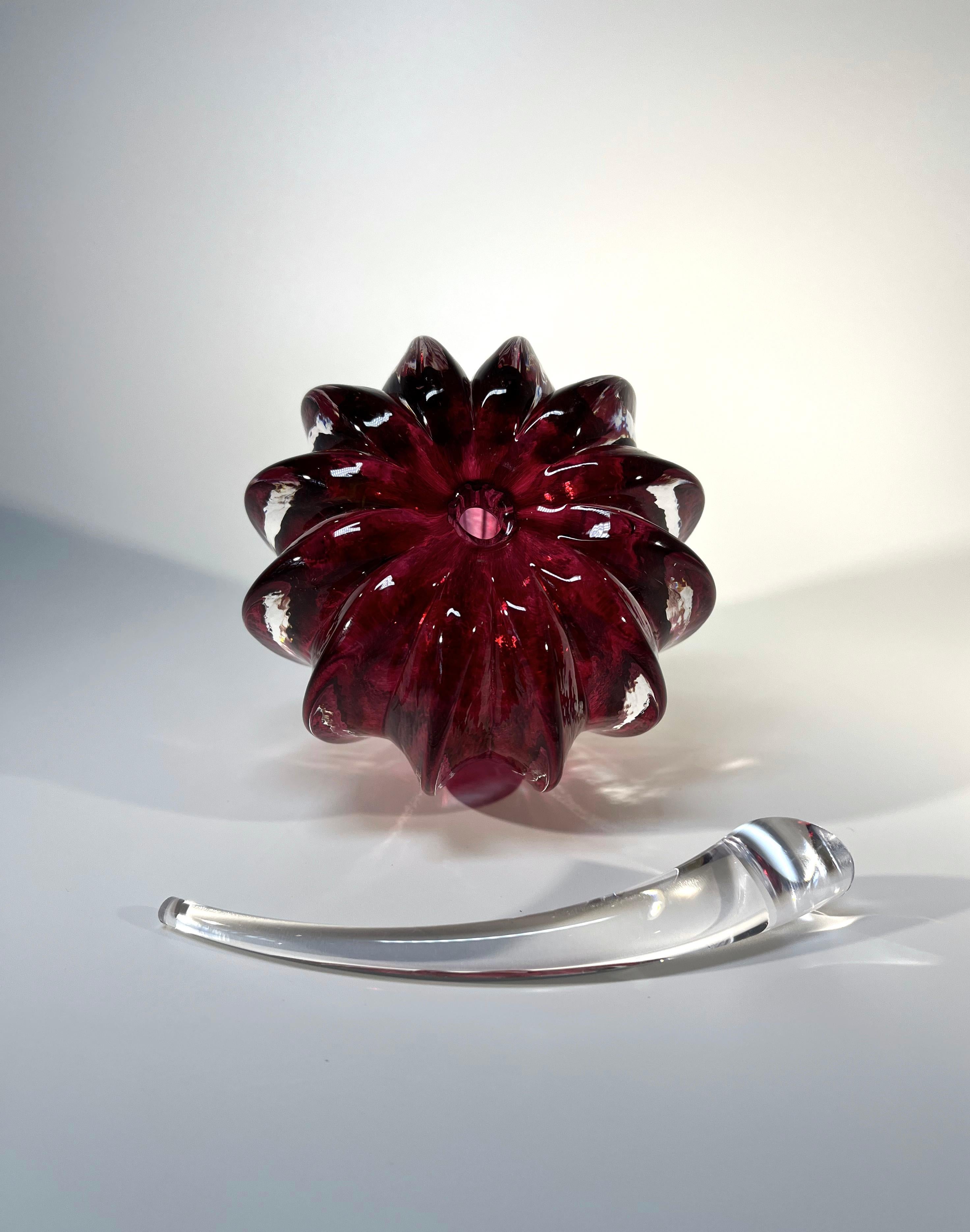 XX secolo Bottiglia di profumo di cristallo con gambo rosso Entice, Inghilterra anni '80 in vendita