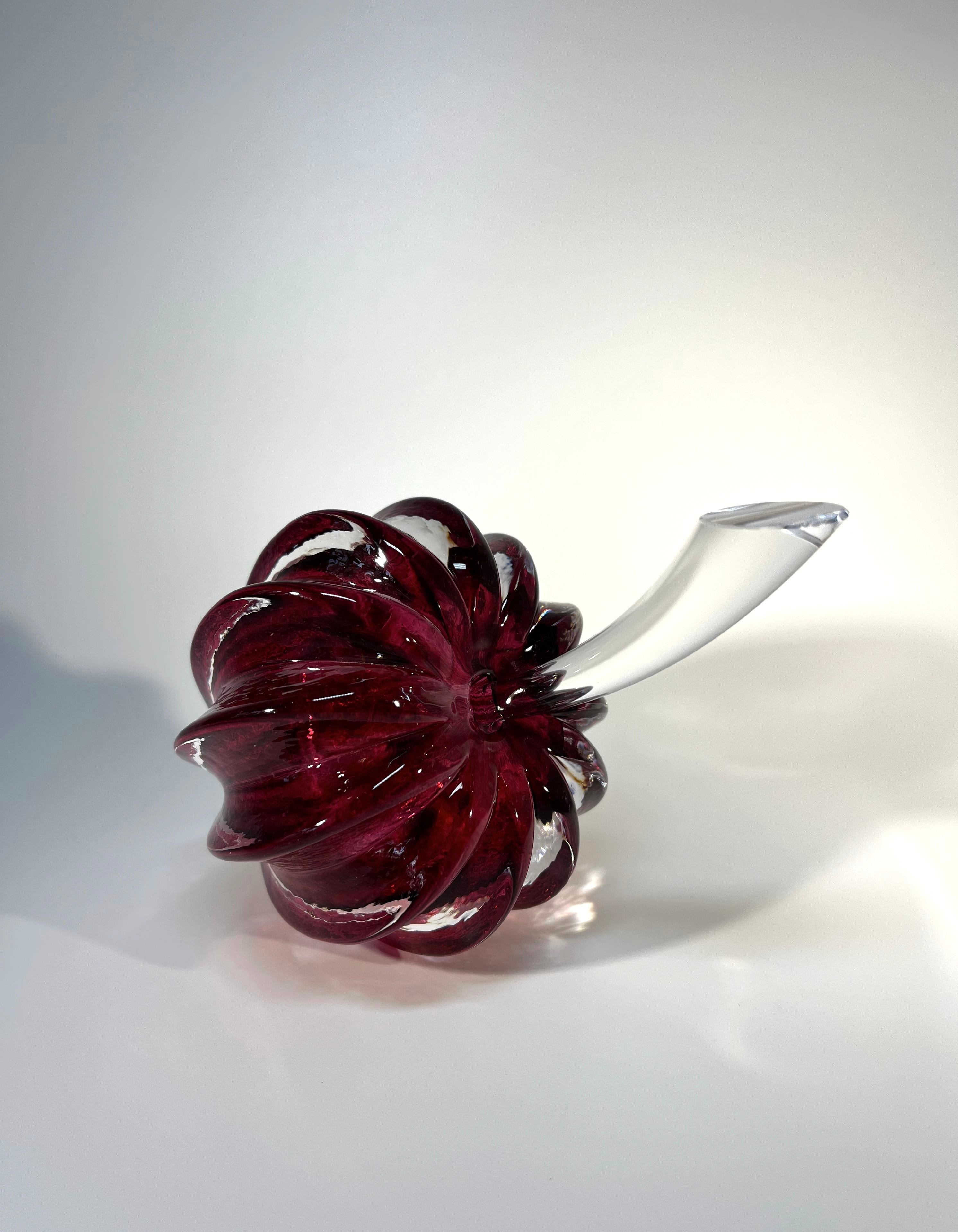 Cristallo Bottiglia di profumo di cristallo con gambo rosso Entice, Inghilterra anni '80 in vendita