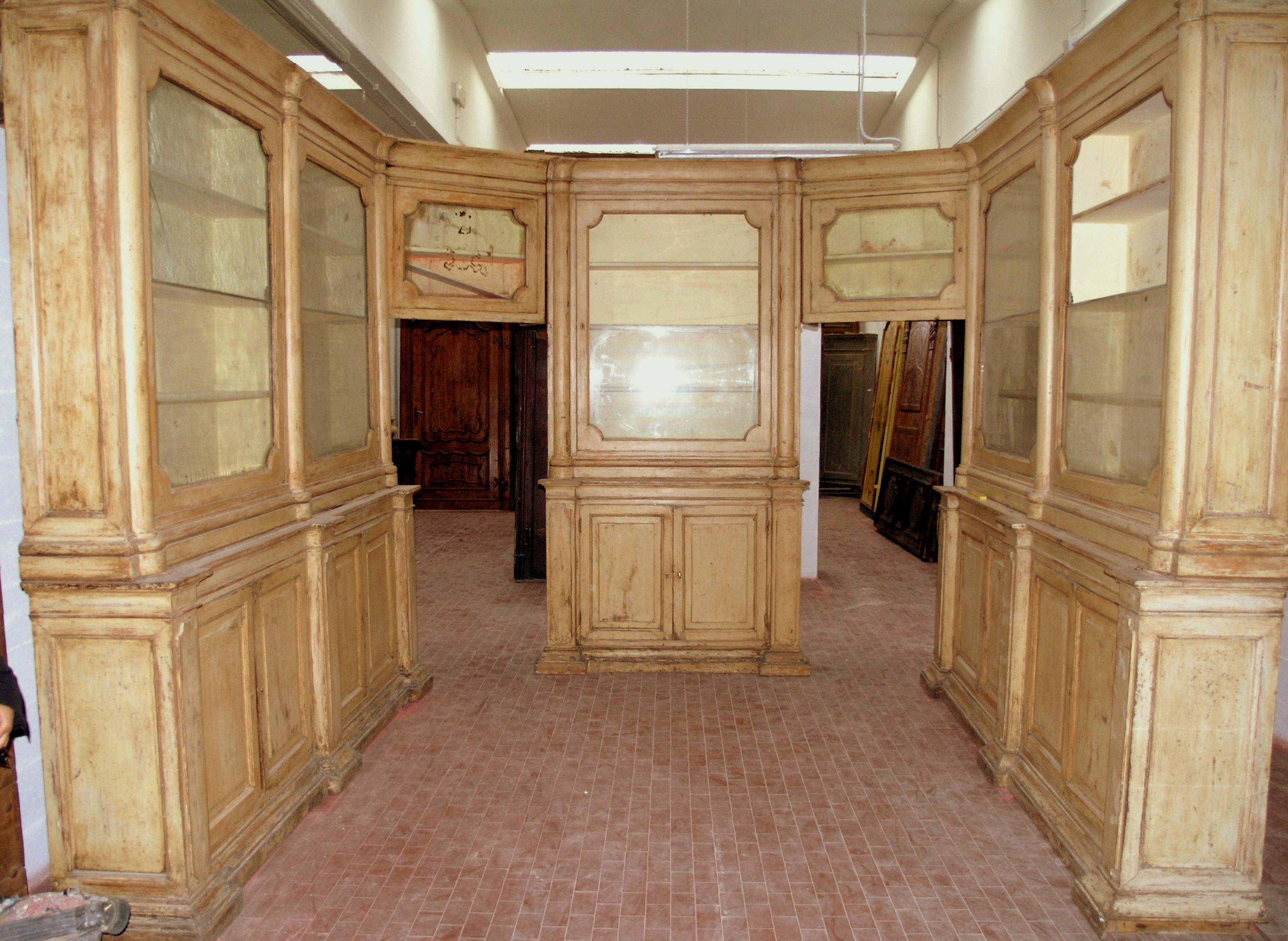 Entire Pharmacy cabinet in first yellow lacquer, Italy In Good Condition For Sale In Cuneo, Italy (CN)
