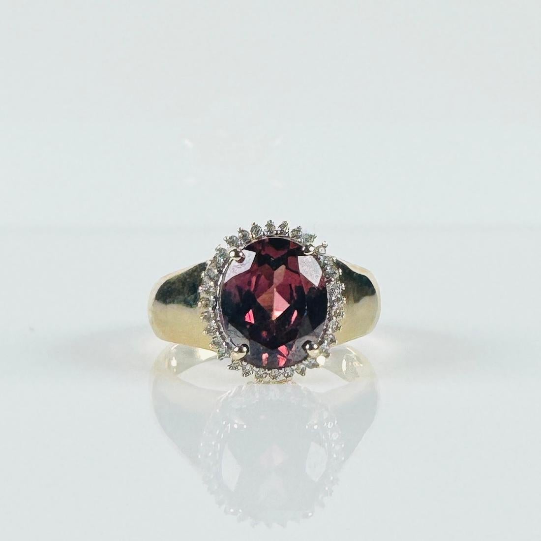Anillo Entourage oro 14k amatista talla oval 3 quilates rodeada 32 zafiros blancos 9