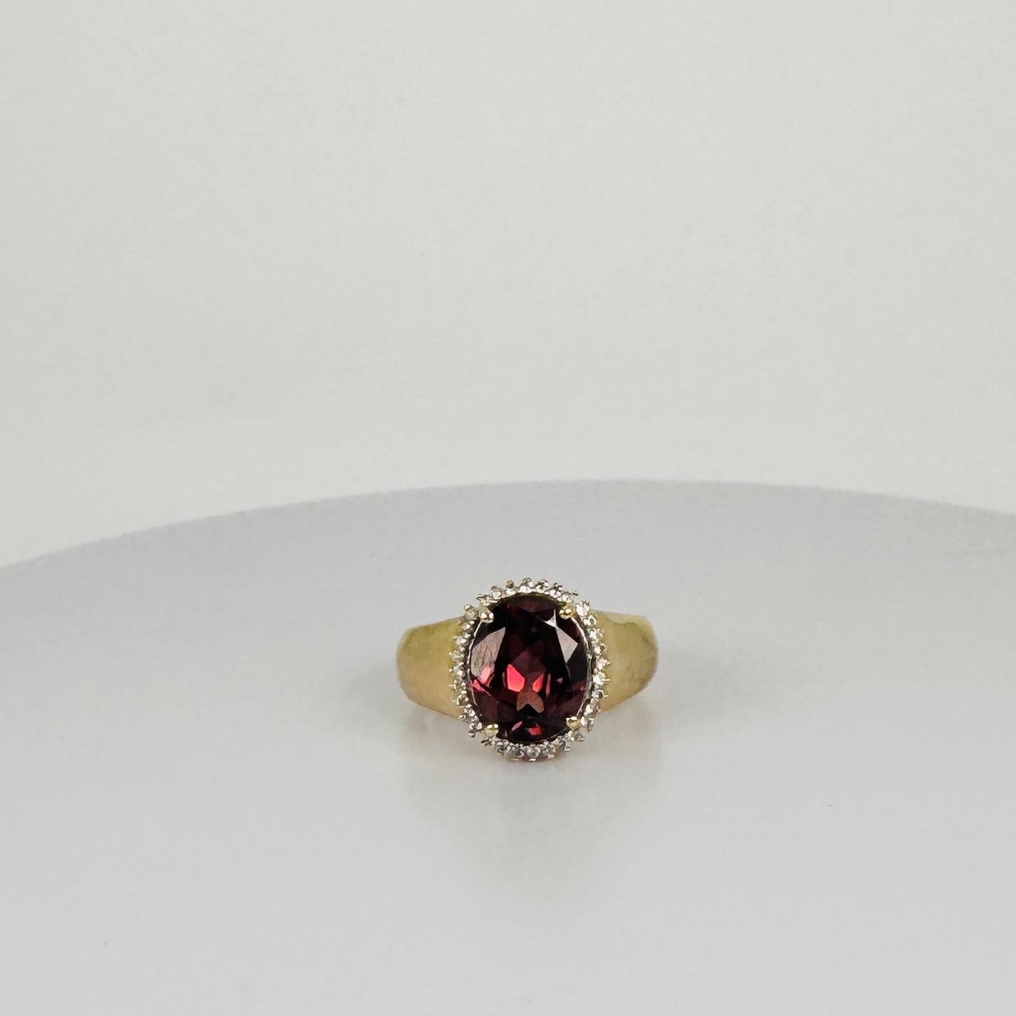Anillo Entourage oro 14k amatista talla oval 3 quilates rodeada 32 zafiros blancos 5