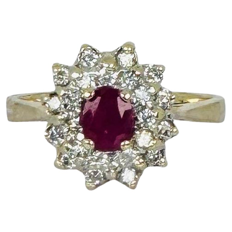 Bague en or jaune 14k avec rubis naturel de taille ovale et 24 diamants de taille brillant