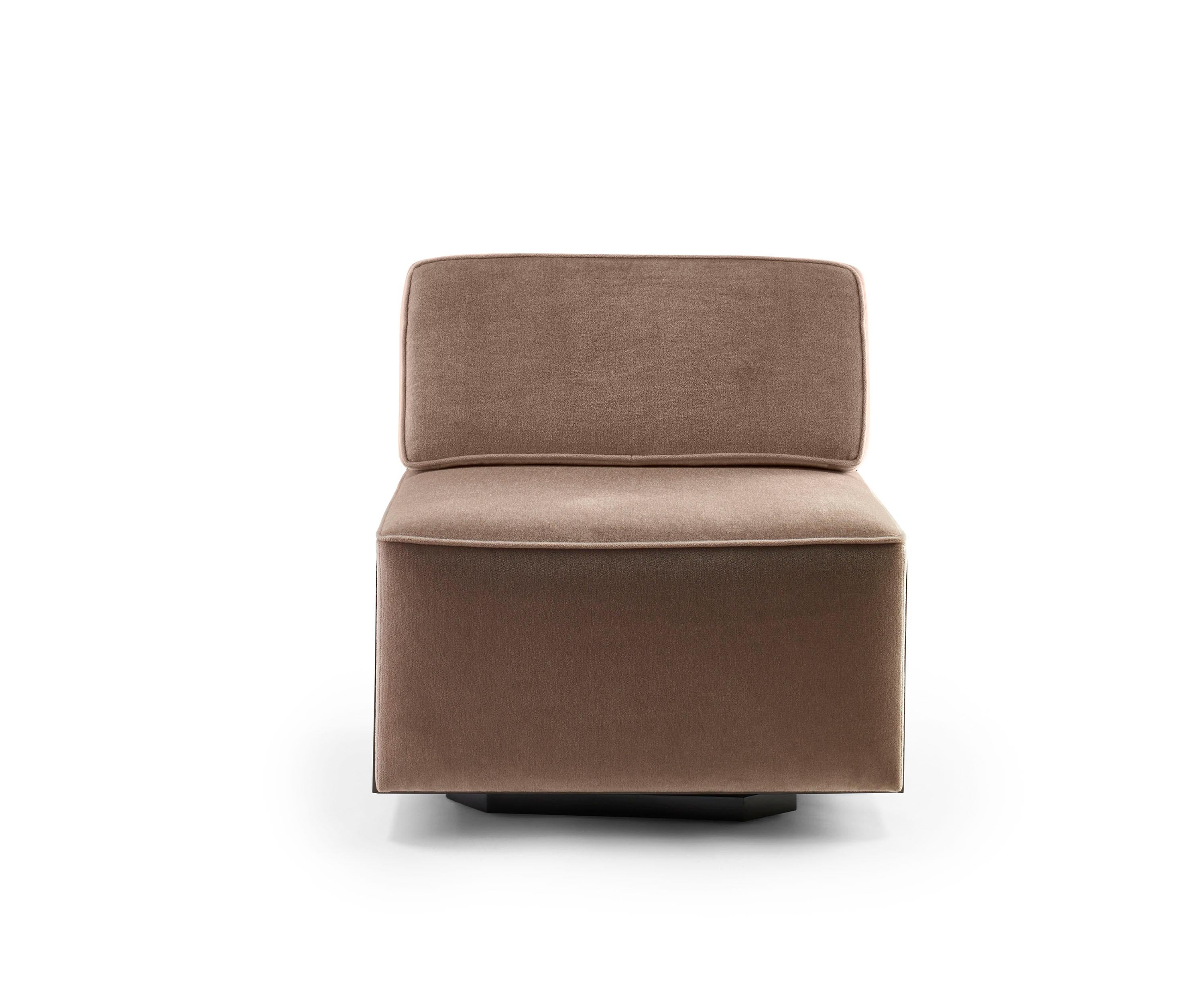 no. CH-011

The Entoure Chair by Lauren Rottet marries Shaker simplicity with a modern sensibility. A bronze casing cradles a finely upholstered seat and back cushion that rests on a convenient swivel base.

The Entoure Chair is part of the