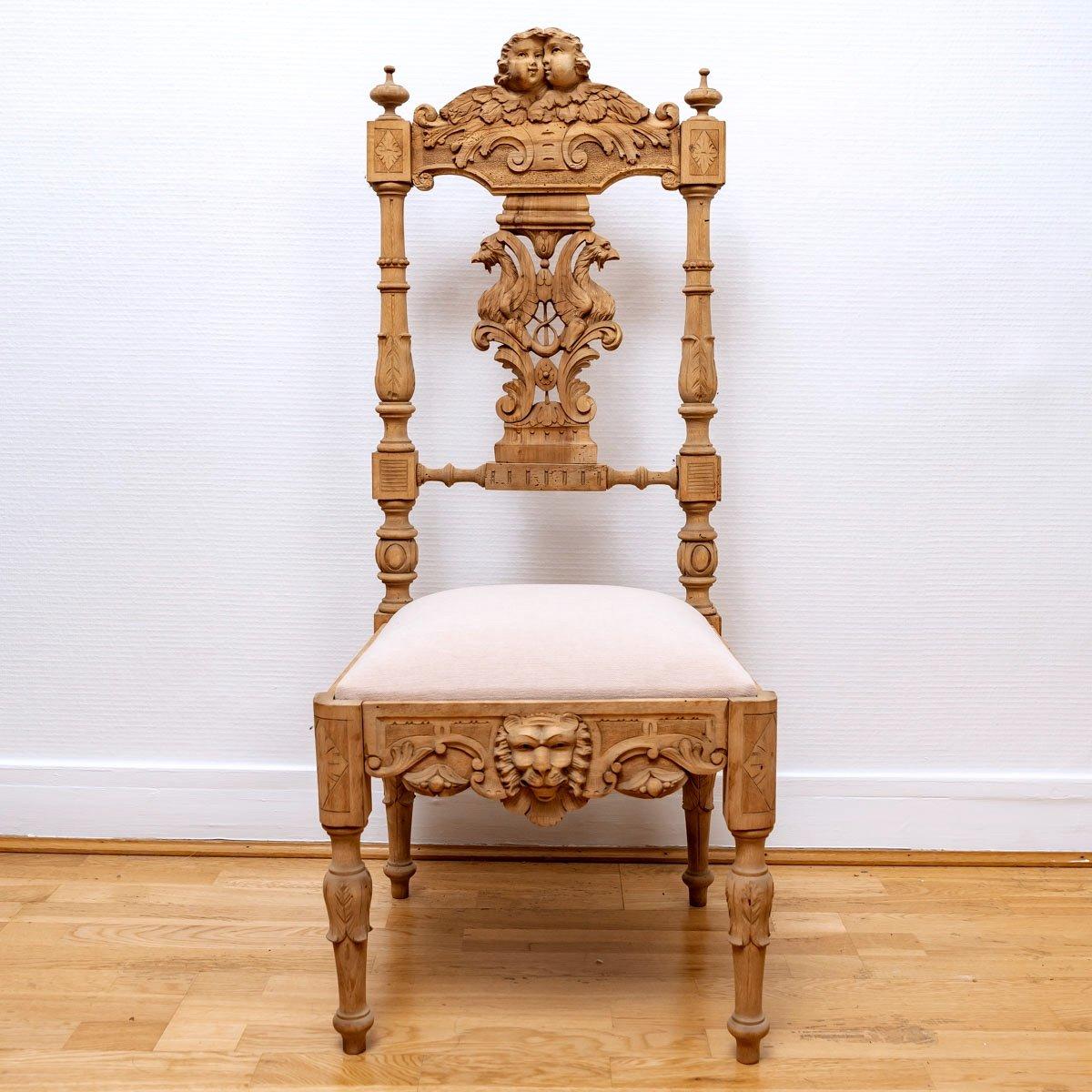 Charming entrance chair in solid walnut.
This very beautiful realization, unique piece of a complete living room, was realized in Italy, in the region of Piedmont whose multiple localities always offer a testimony of the past. History has left its