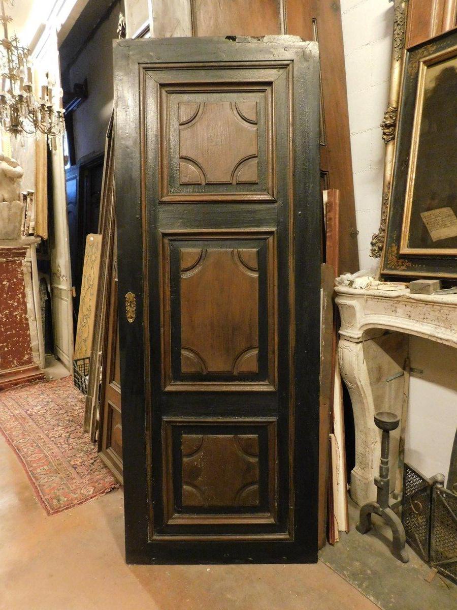 Entrance door, carved and lacquered walnut door, Italy In Good Condition For Sale In Cuneo, Italy (CN)