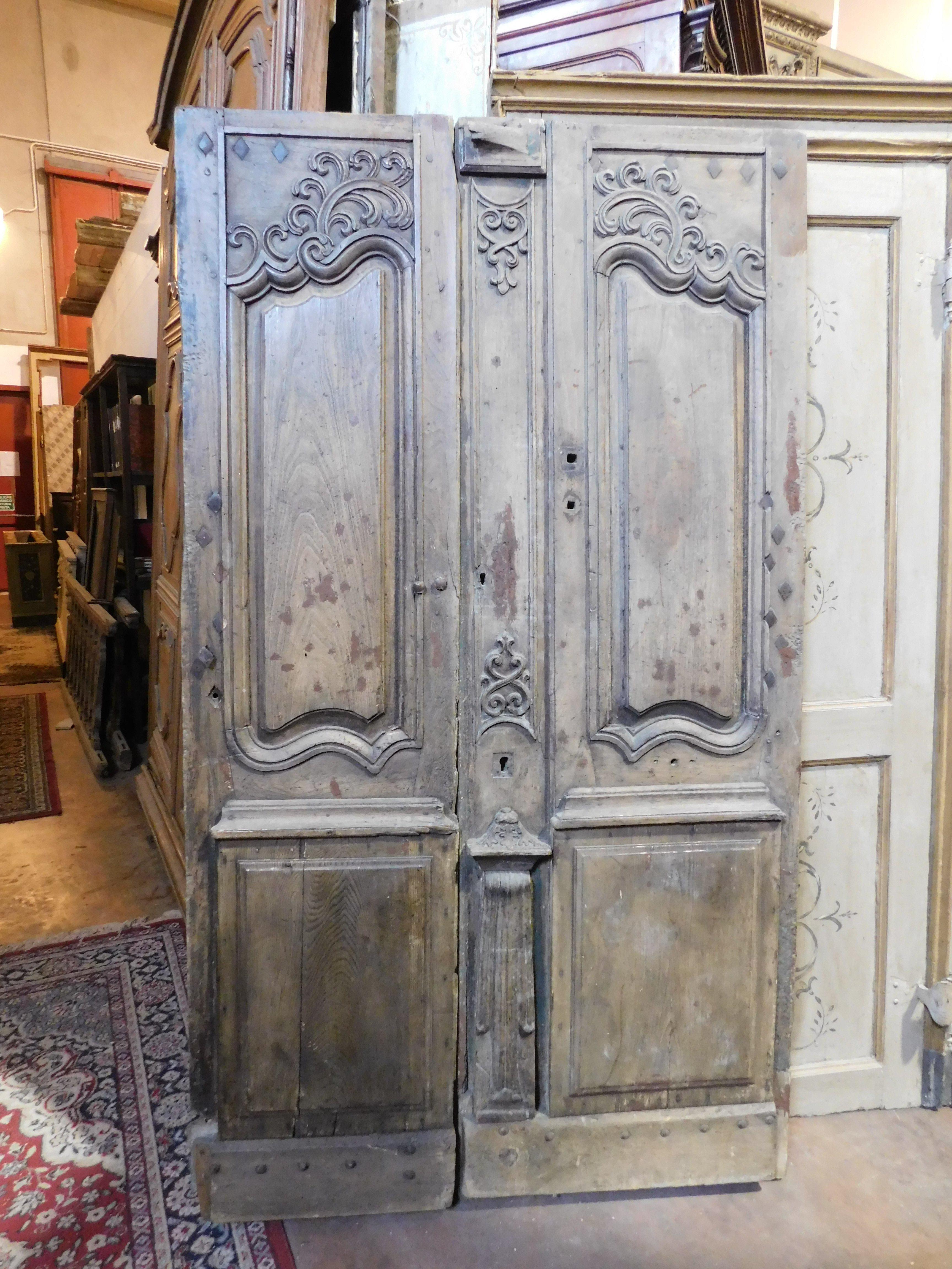 Antique Entrance door, double swing door With wavy carved panels, oak wood, from France (Lyon) from the 1800s, measures w 118 X H 206 cm, very solid, ideal in a country or chic entrance with history and tradition. the widest sash measures 68 cm.
