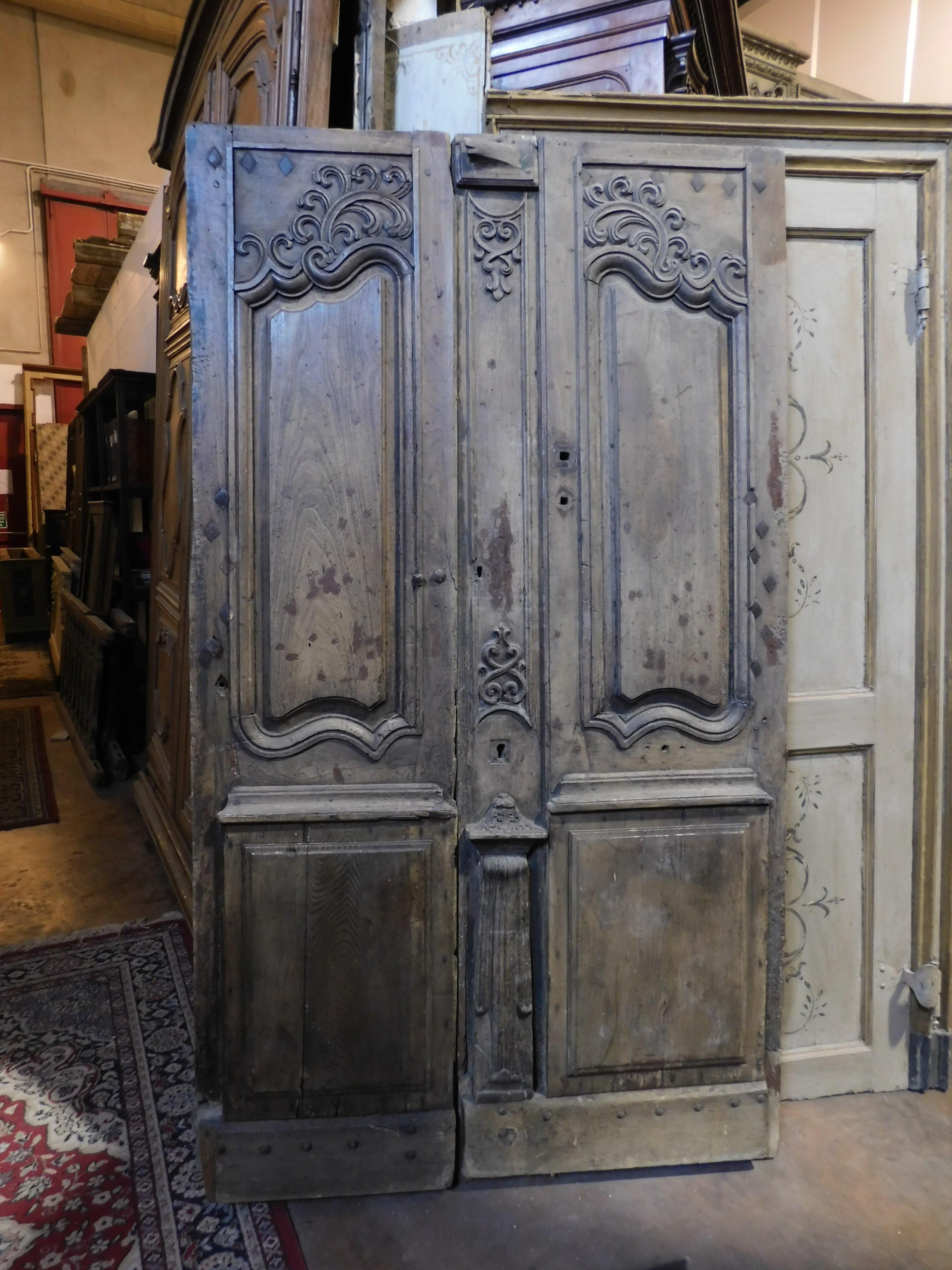 Entrance door, double-hinged doorway With wavy carved panels, oak, France In Good Condition For Sale In Cuneo, Italy (CN)