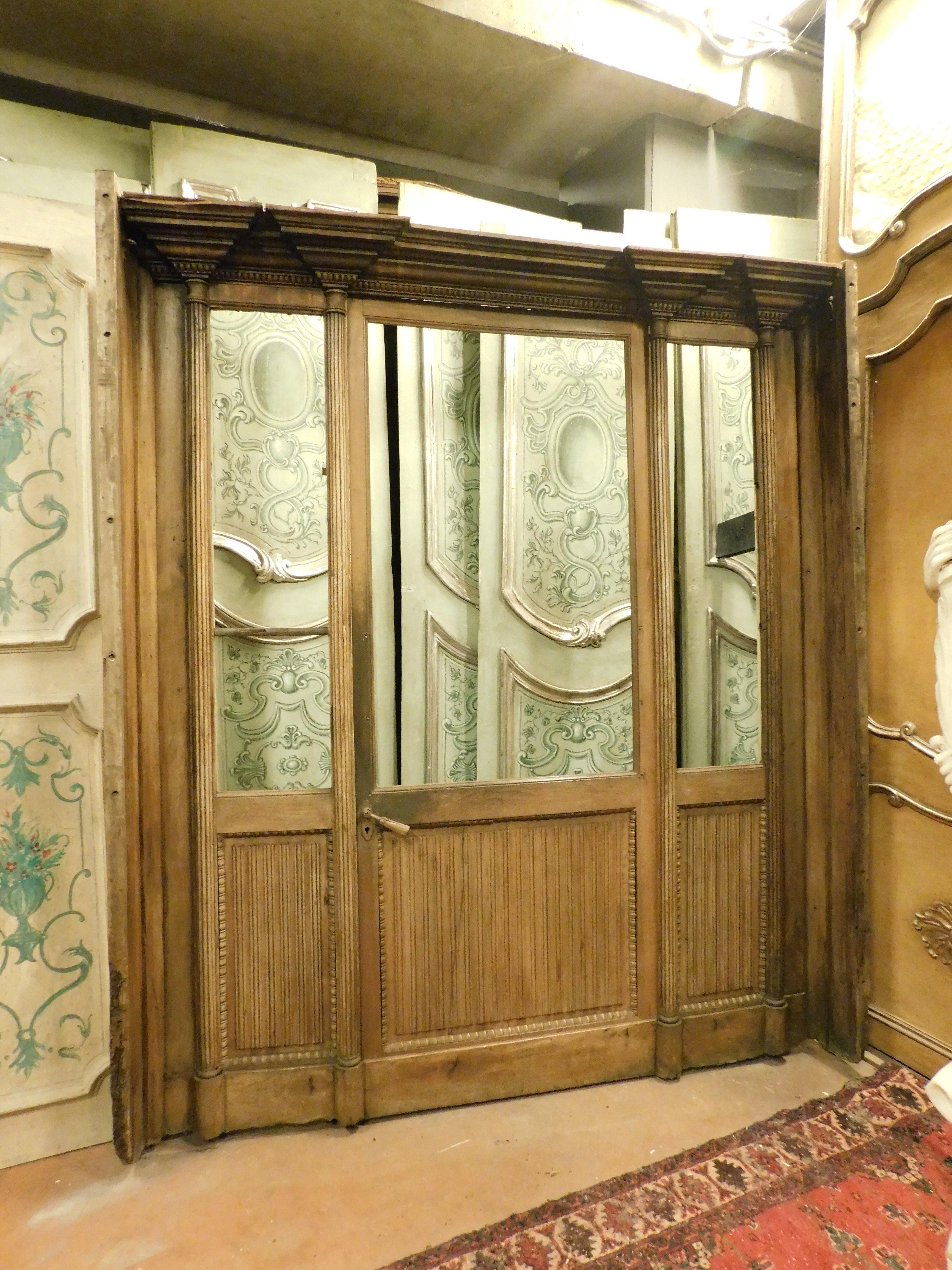 Sculpté à la main Porte d'entrée, porte de magasin en verre en noyer, Italie en vente