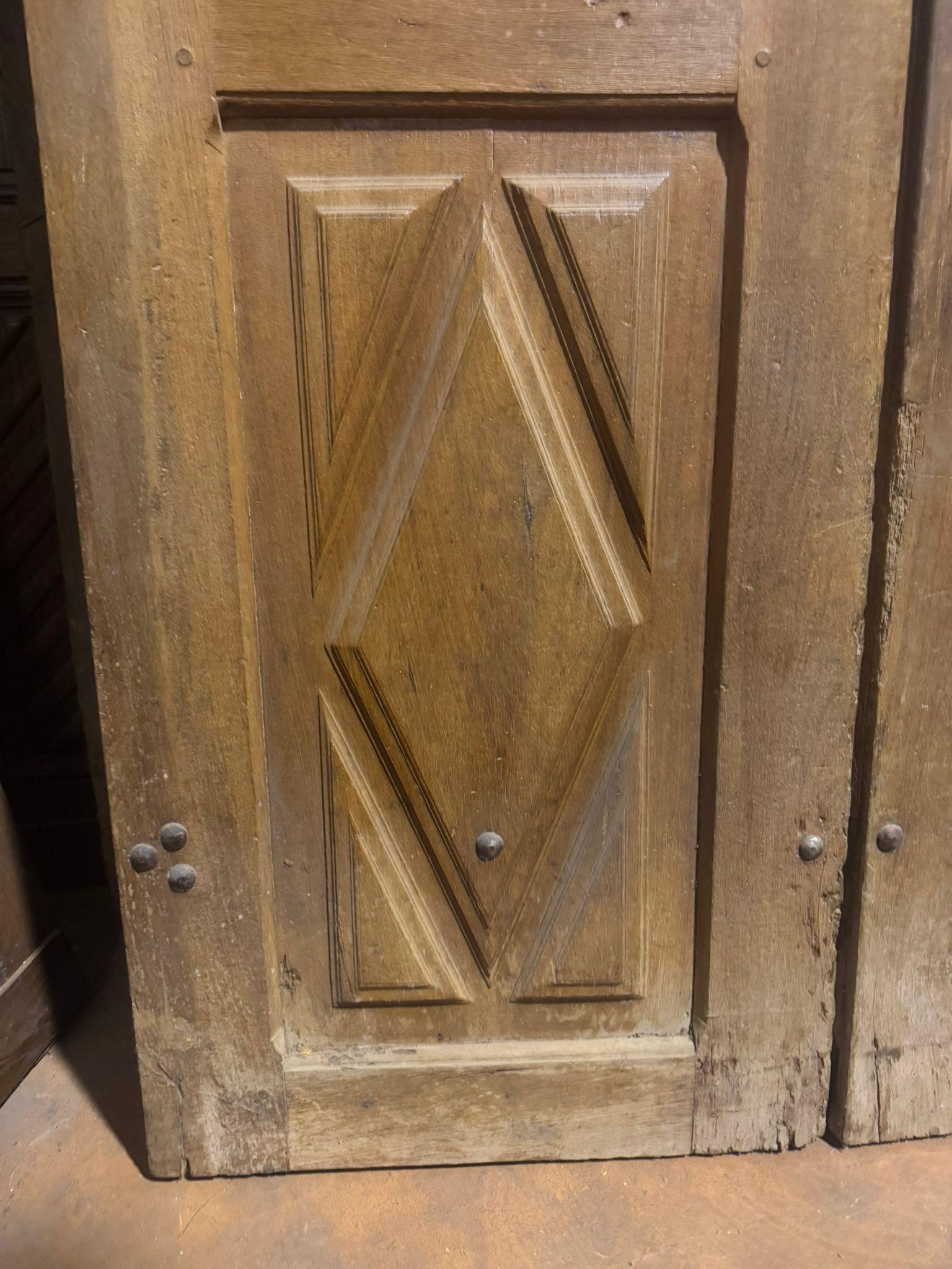 Antique entrance door, main door, built in solid and precious blond walnut wood, composed of two doors with carved panels, original from the 18th century, from Italy.
Measurements (two doors) cm w 121 x H 230