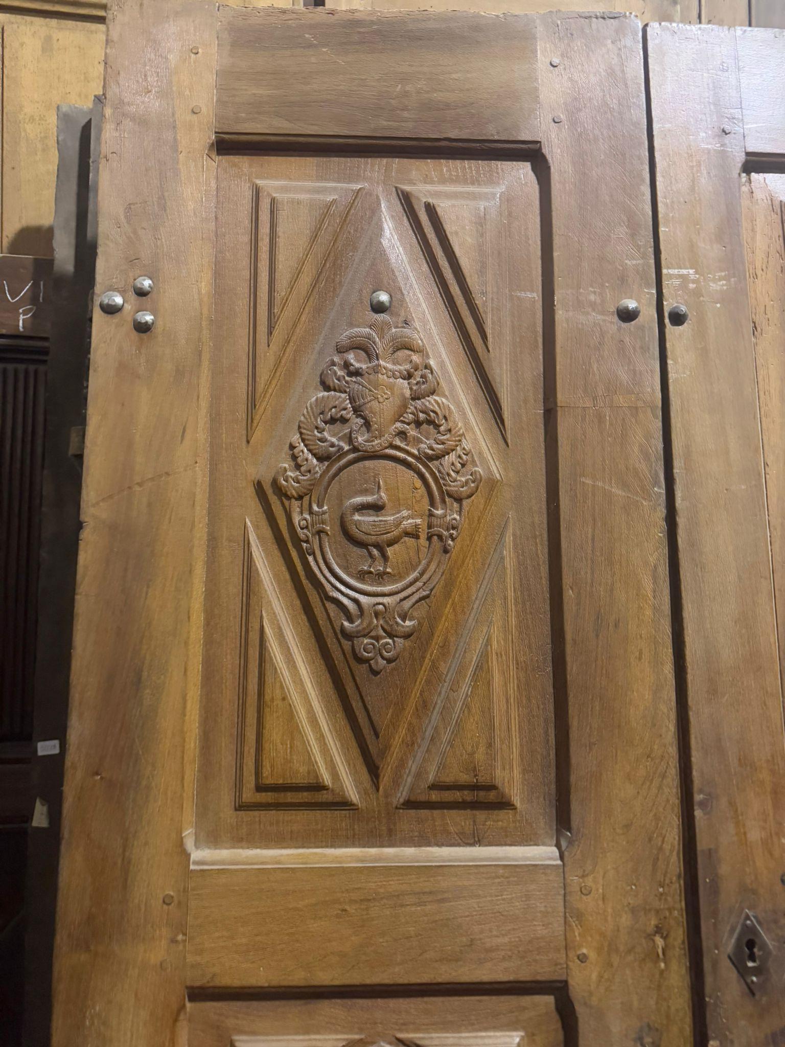 Entrance door in walnut, with two doors and carved panels, Italy In Good Condition For Sale In Cuneo, Italy (CN)