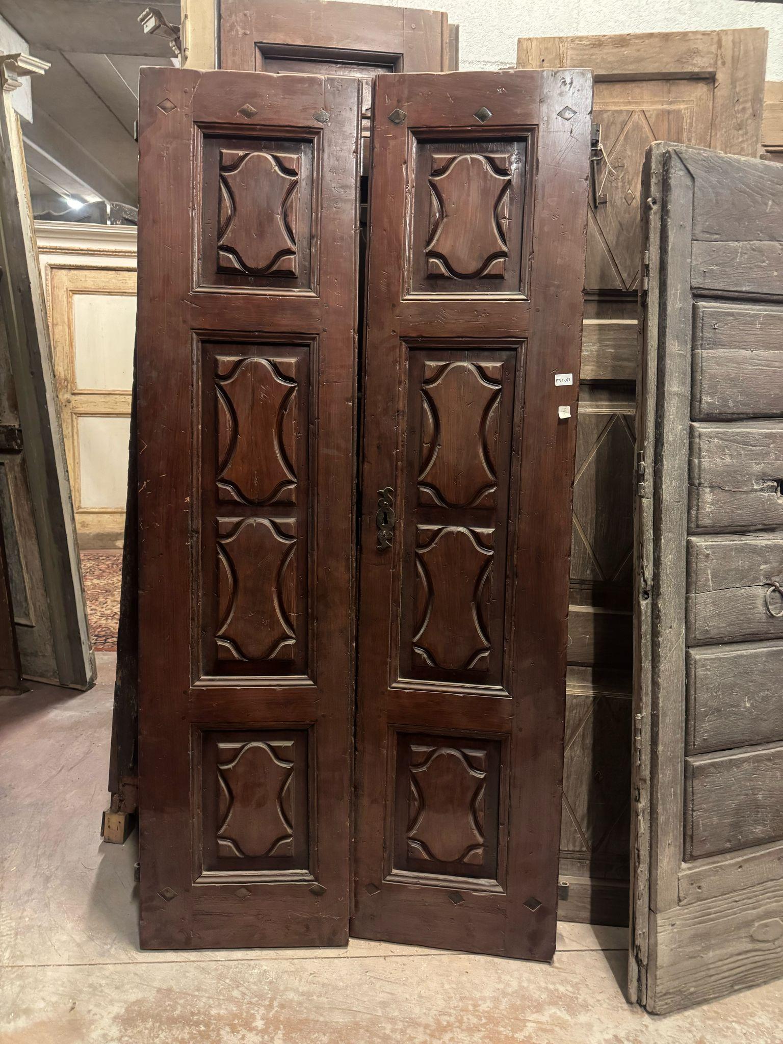Porta d'ingresso antica, portone in legno di noce, composto da due ante massicce e intagliate con decorazioni ondulate nei pannelli, originale del XVIII secolo, di origine italiana.
Schiena liscia. Apertura a pressione, senza cornice con ferri per