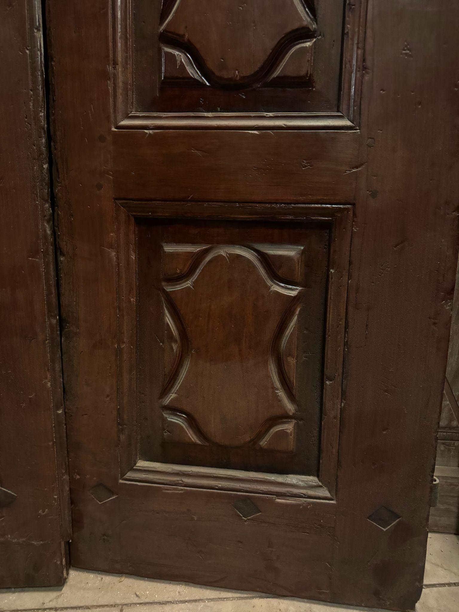 Intagliato a mano Porta d'ingresso in legno di noce, con due ante massicce, Italia in vendita